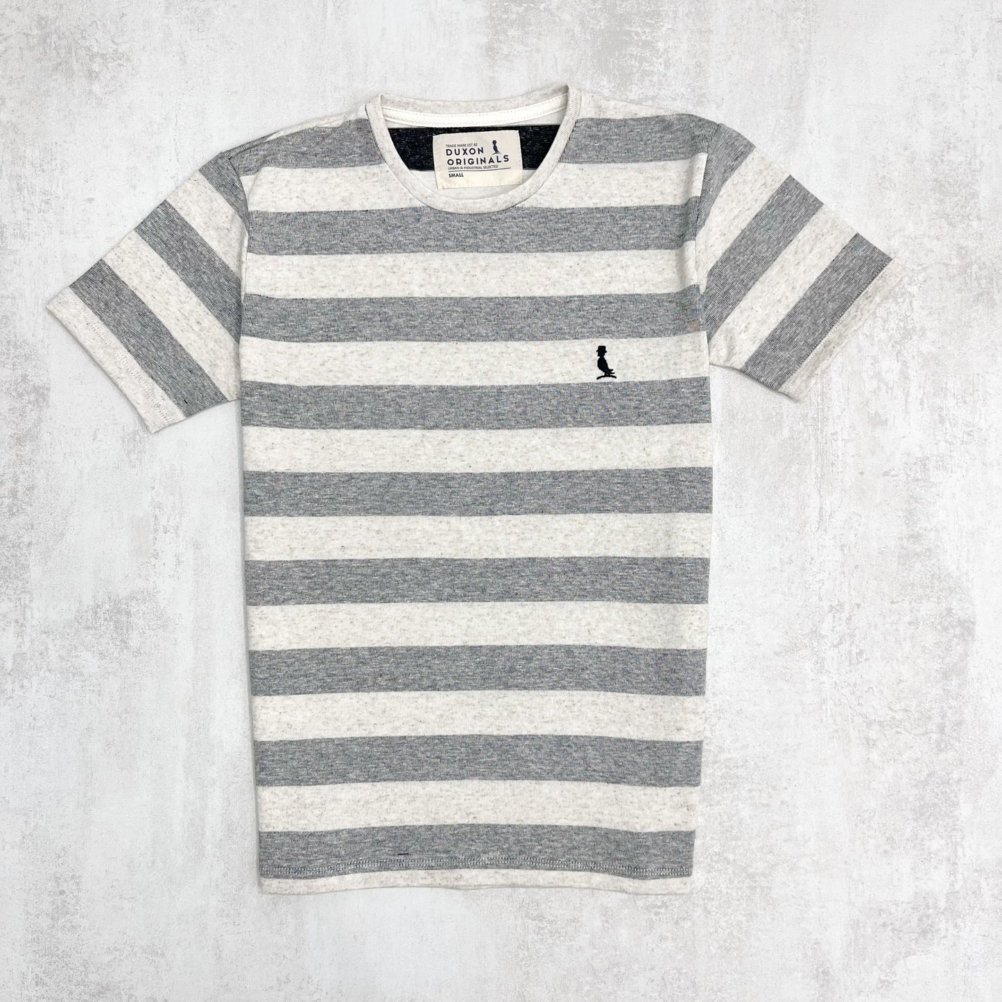 REMERA RAYAS NEGRO JASPEADO EFECTO REVÉS.