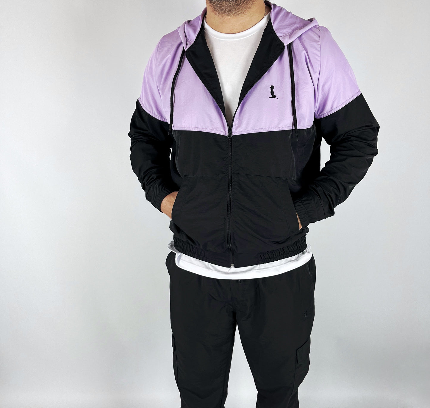 CAMPERA DE NYLON "GLAM" EN NEGRO Y LILA.