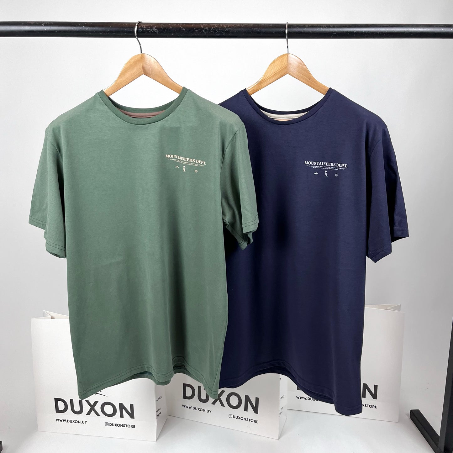 Remera doble estampa “Mountaineers” color verde