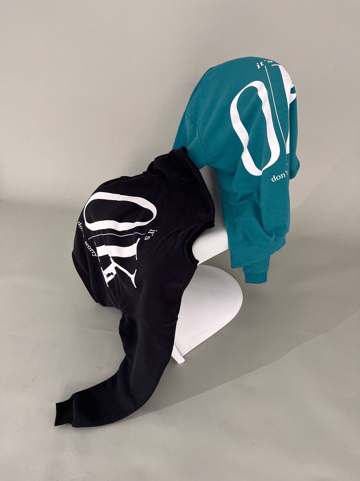 BUZO OVERSIZE DOBLE ESTAMPA “IT’S OK” VERDE INGLÉS.