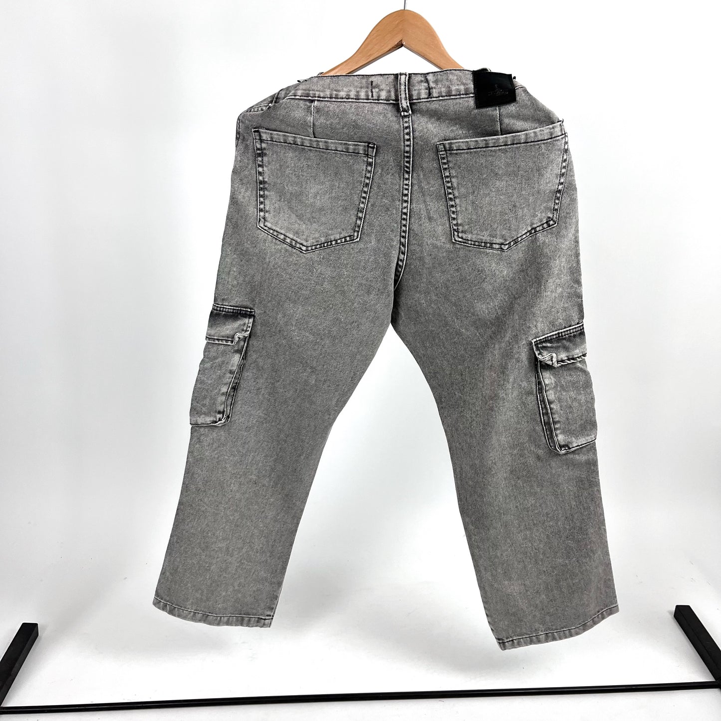 Jean cargo GRIS claro con bolsillo rectangular