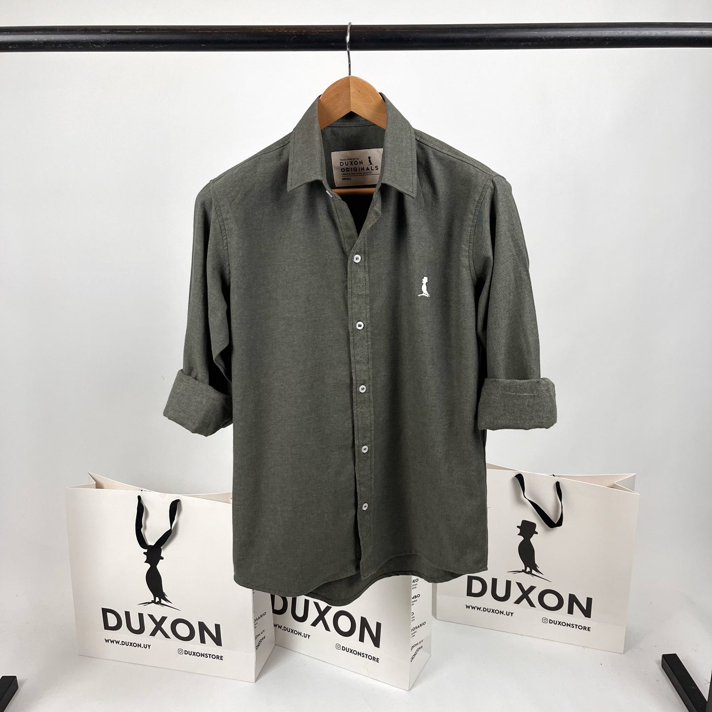 Camisa lisa verde musgo