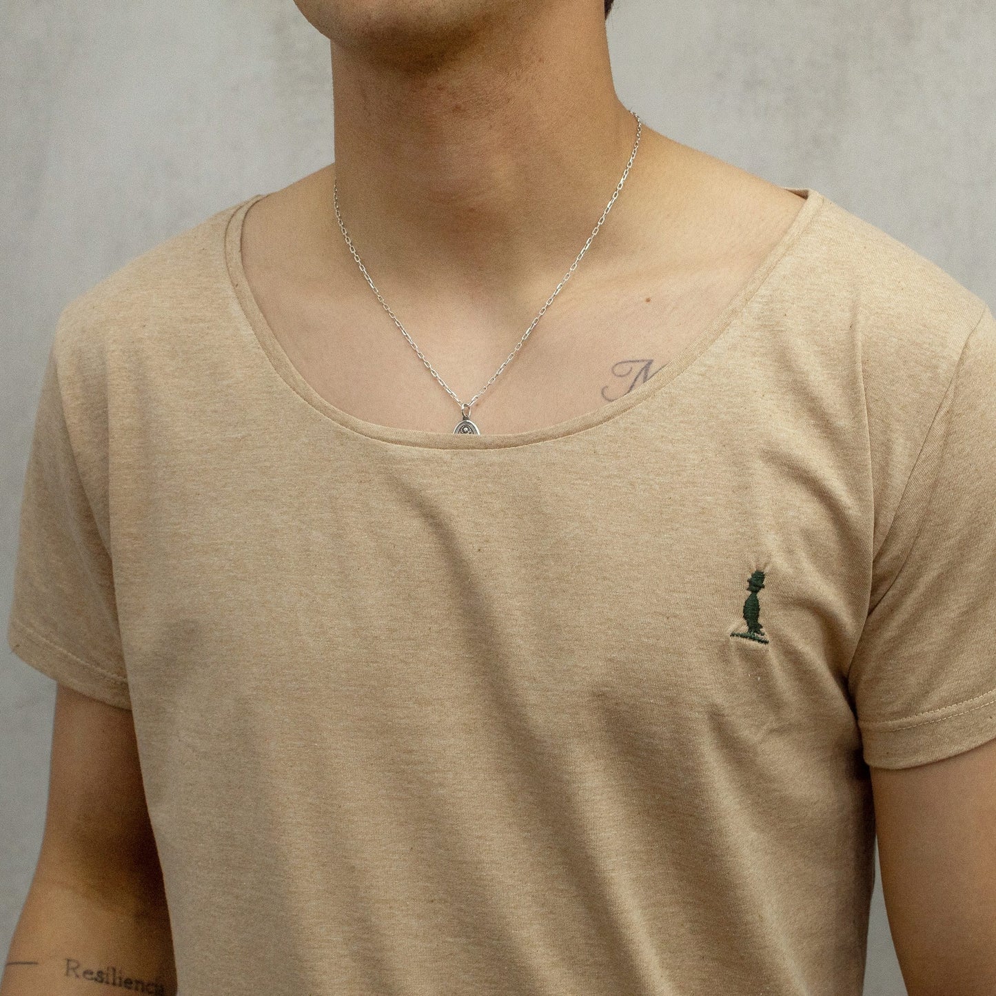 REMERA BASICA CUELLO ANCHO BEIGE