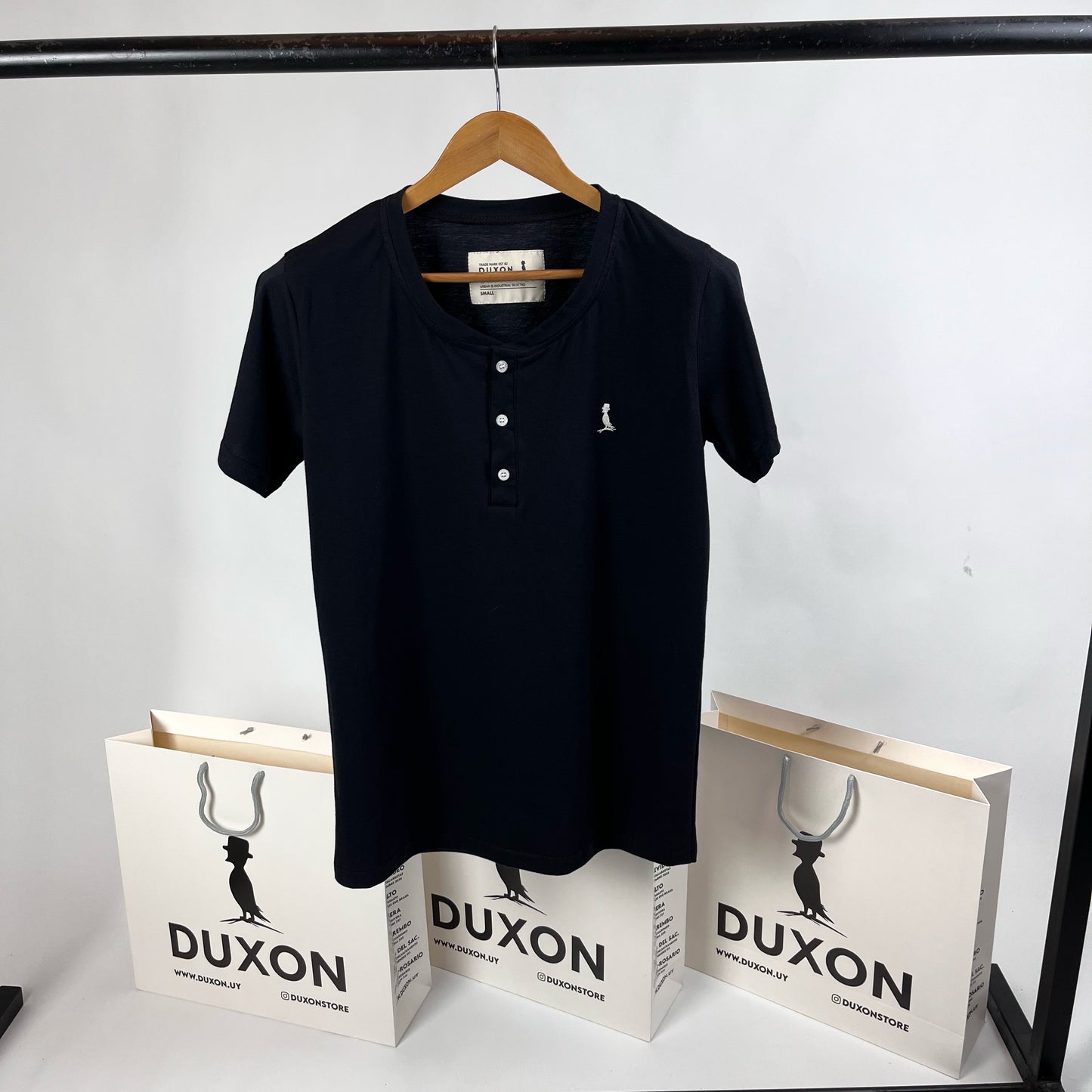 Remera cuello a la base con botones