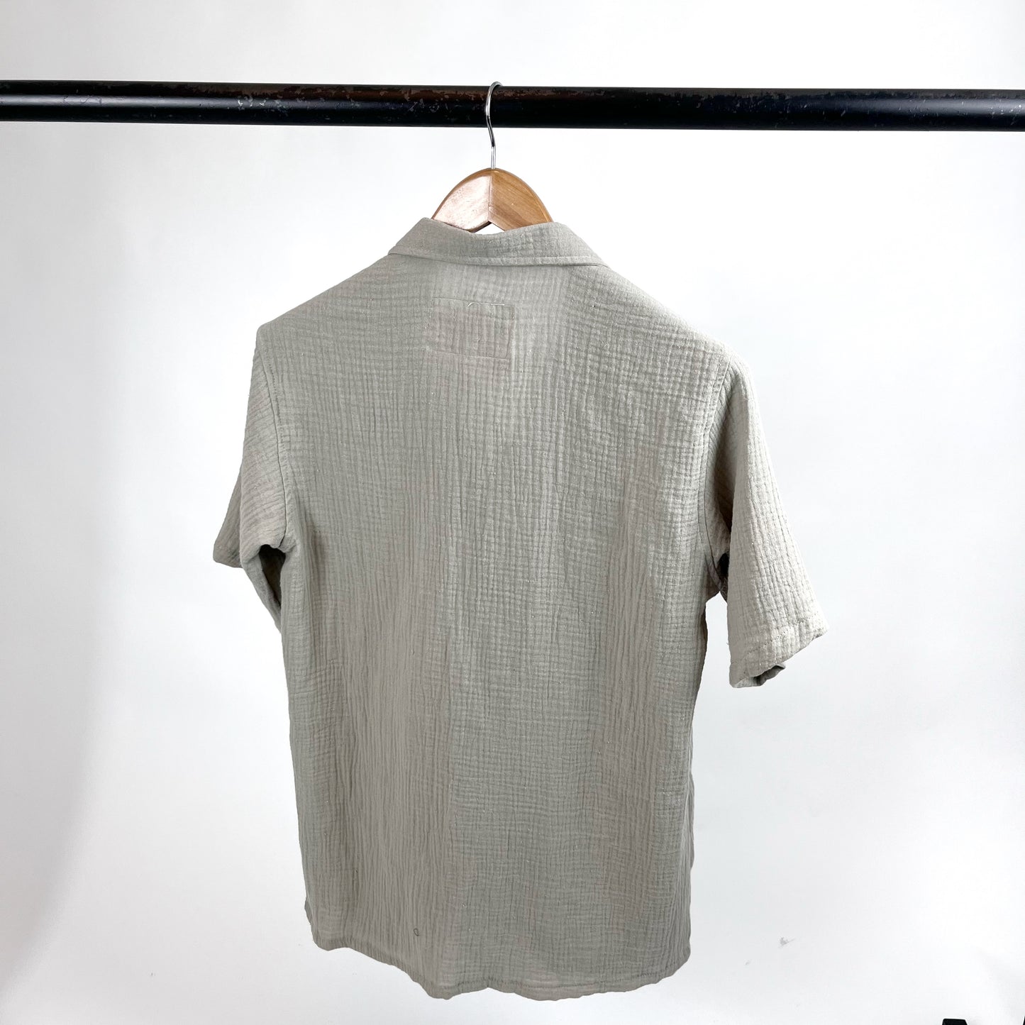 Camisa manga corta Muselina verde seco.
