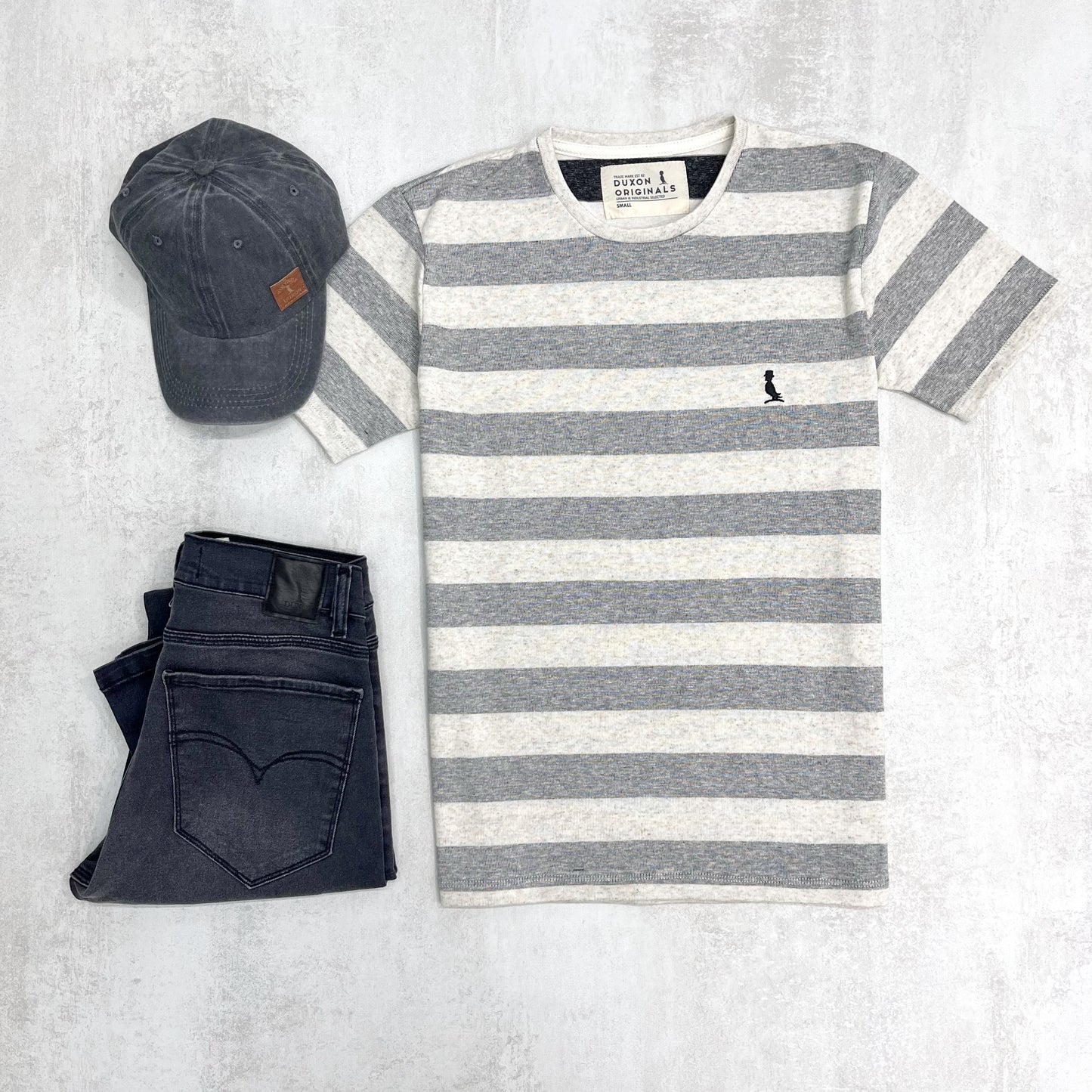 REMERA RAYAS NEGRO JASPEADO EFECTO REVÉS.