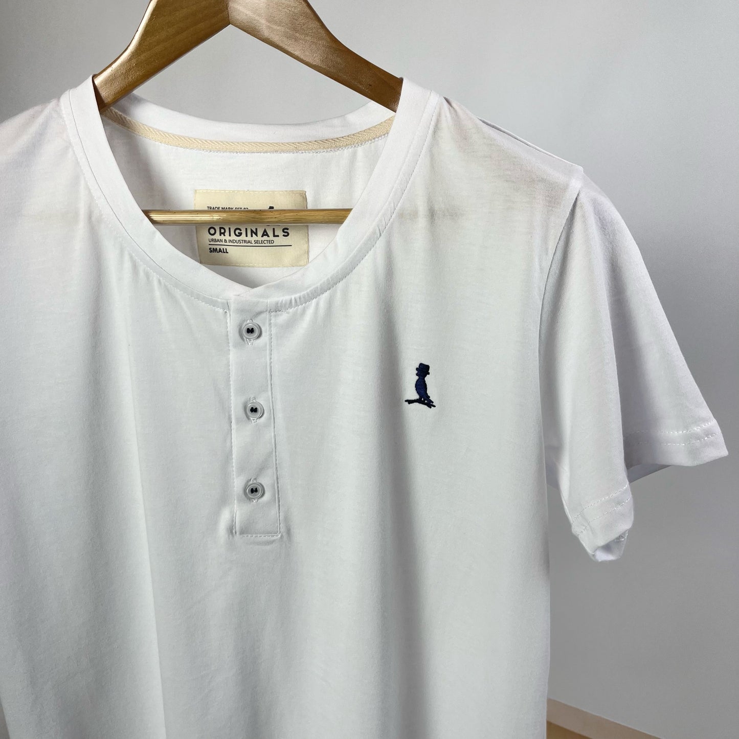 Remera cuello a la base con botones