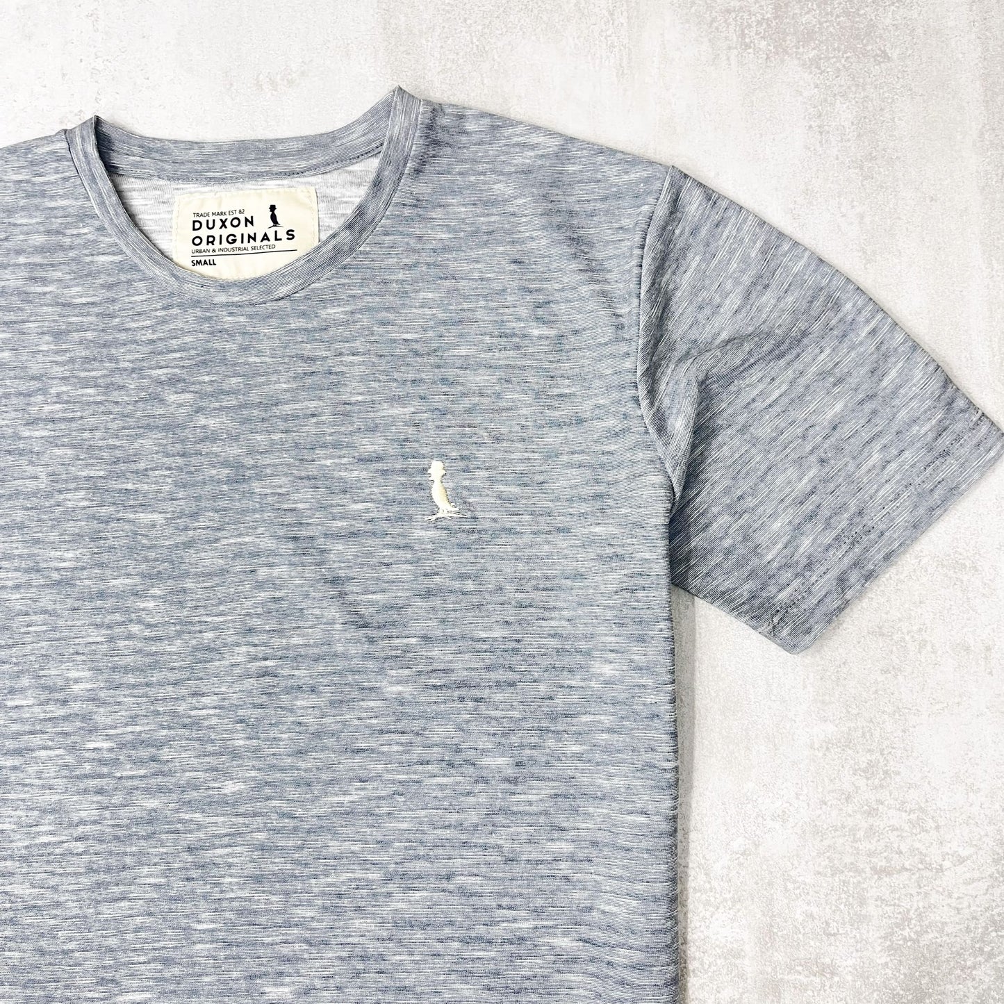 REMERA BASICA CELESTE JASPEADA
