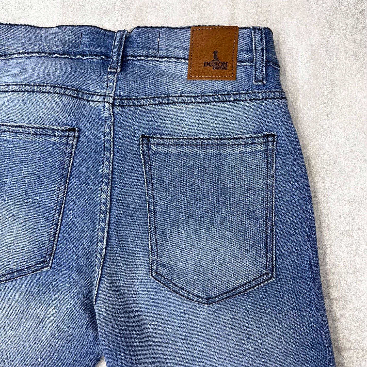 BERMUDA DE JEANS CON ROTURA COLOR AZUL