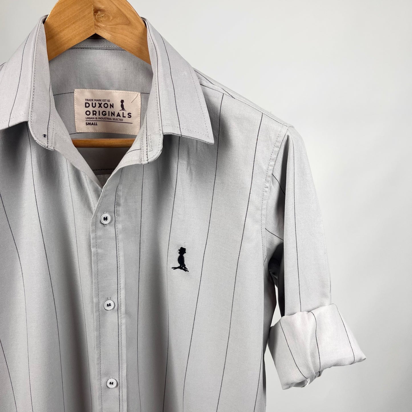 Camisa gris con rayas finas