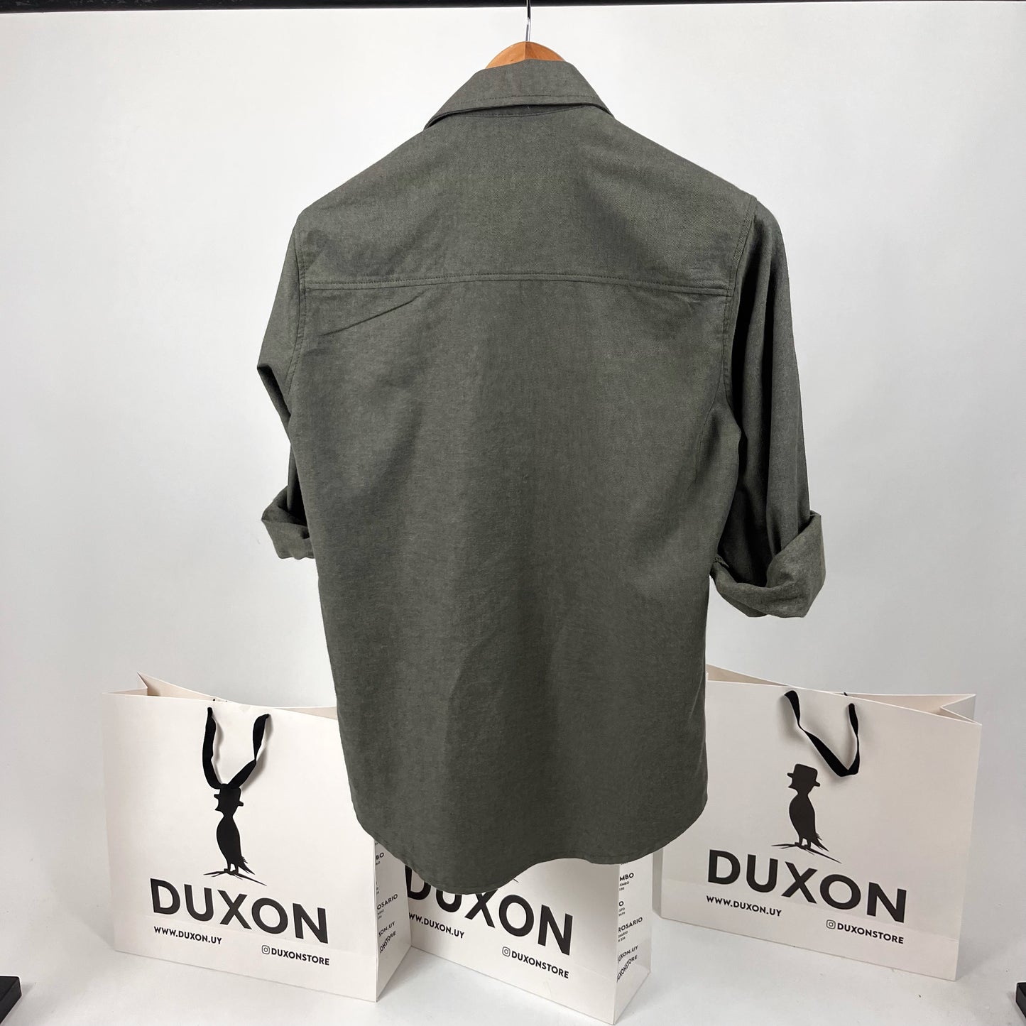 Camisa lisa verde musgo