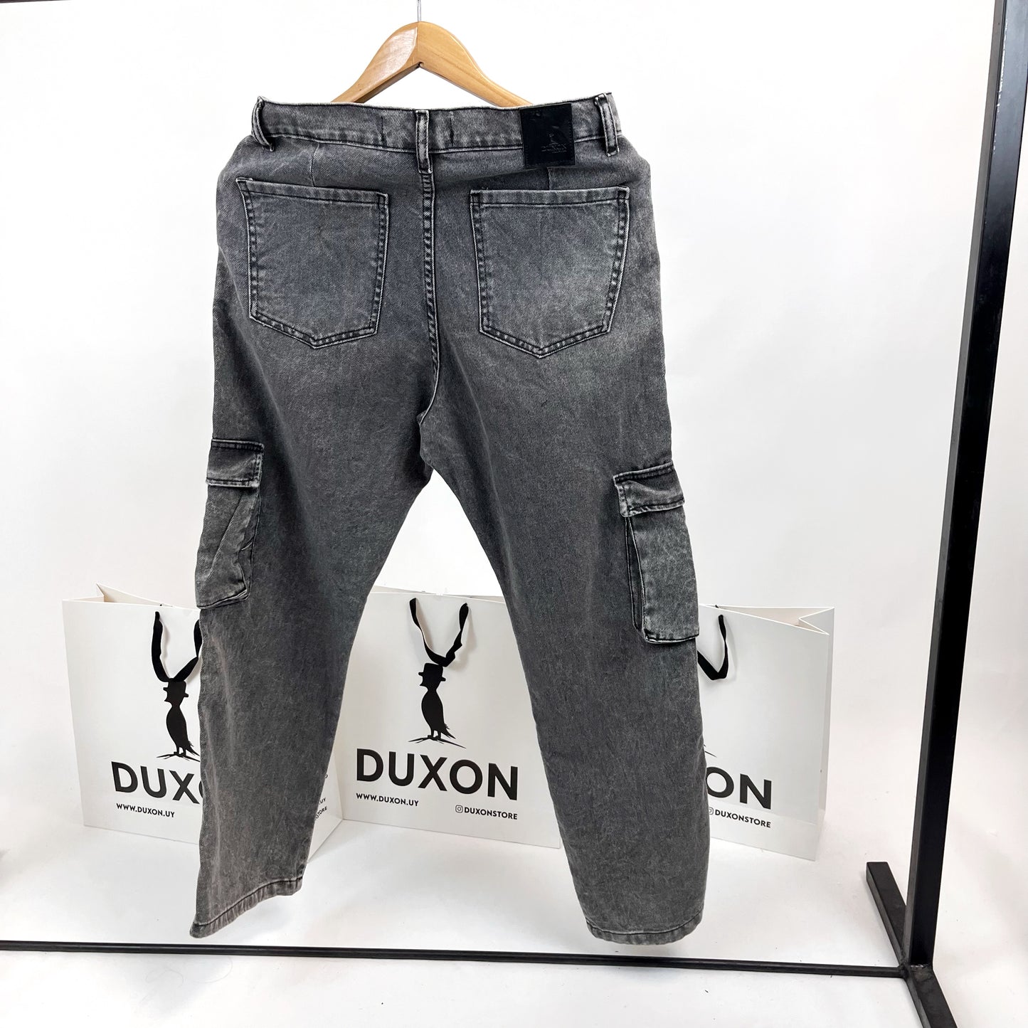 Jean cargo GRIS oscuro con bolsillo rectangular