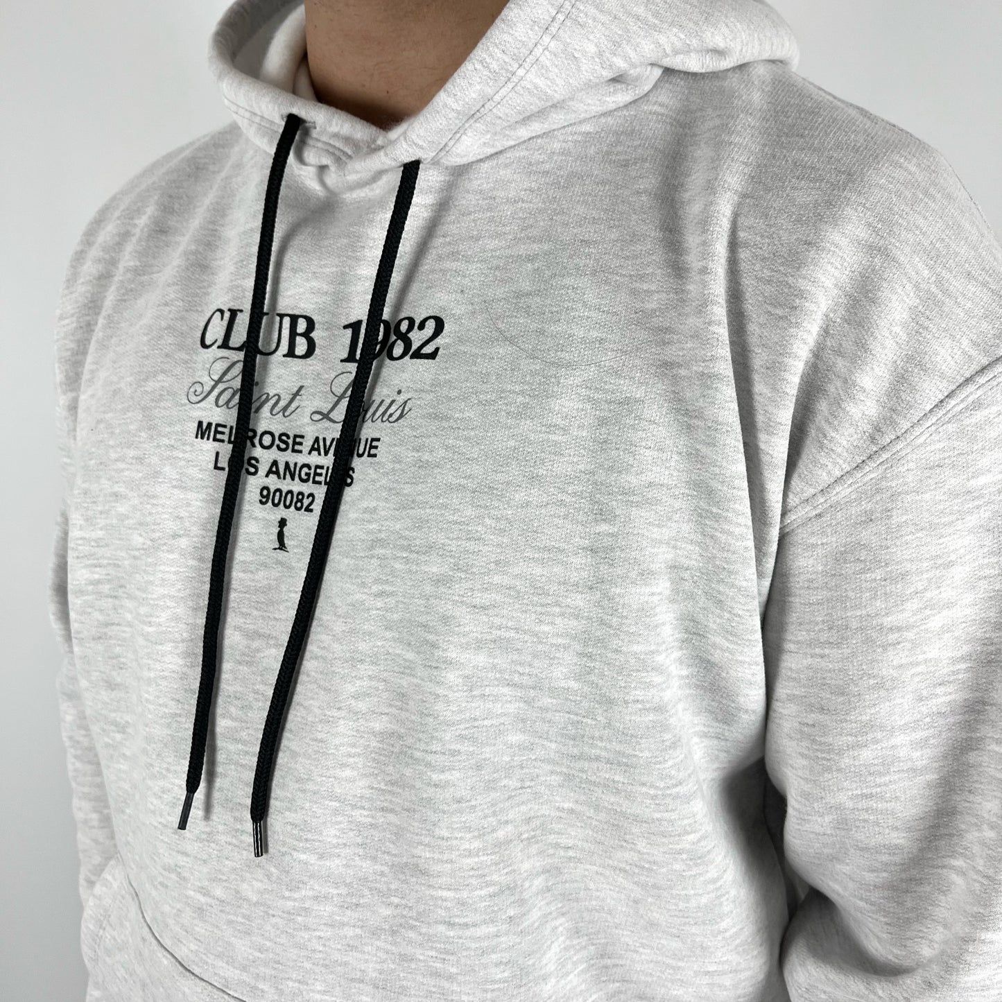 🔥NOVEMBER 40%OFF🔥 CANGURO DOBLE ESTAMPA “CLUB 1982” EN GRIS CLARO.