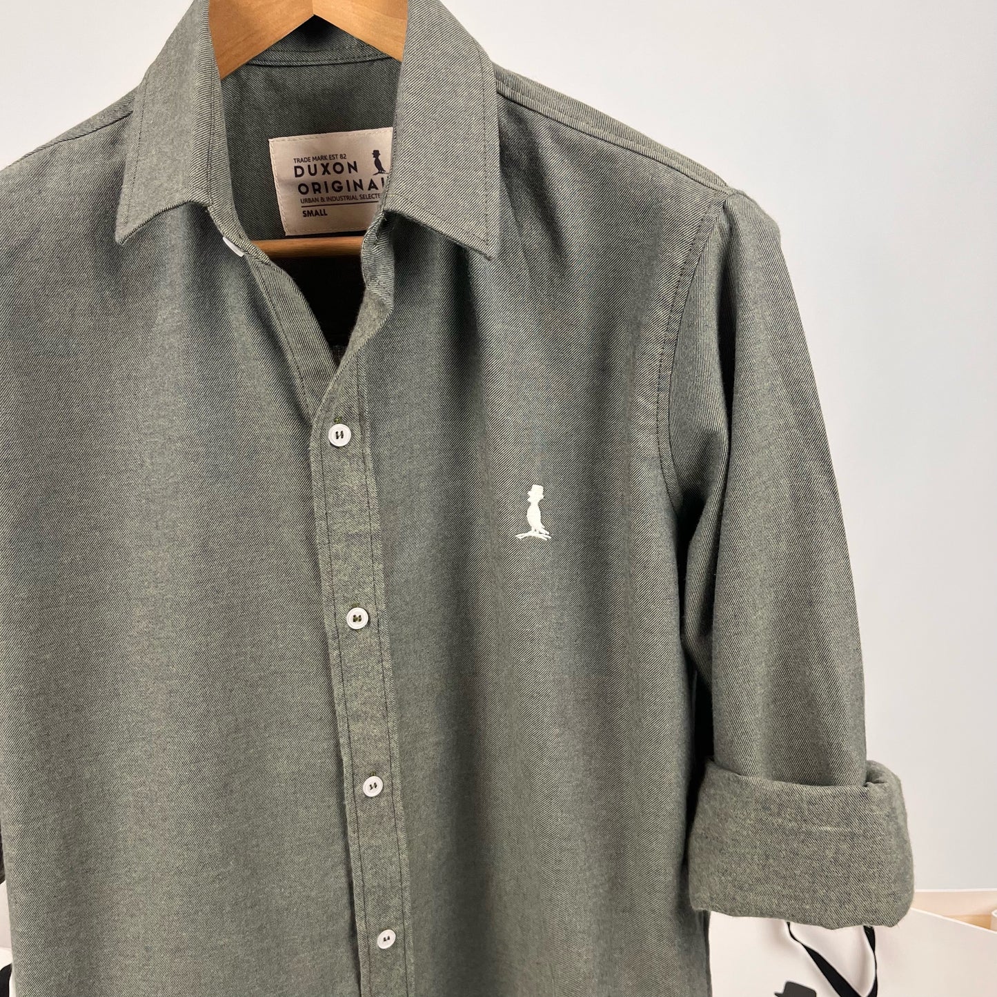 Camisa lisa verde musgo