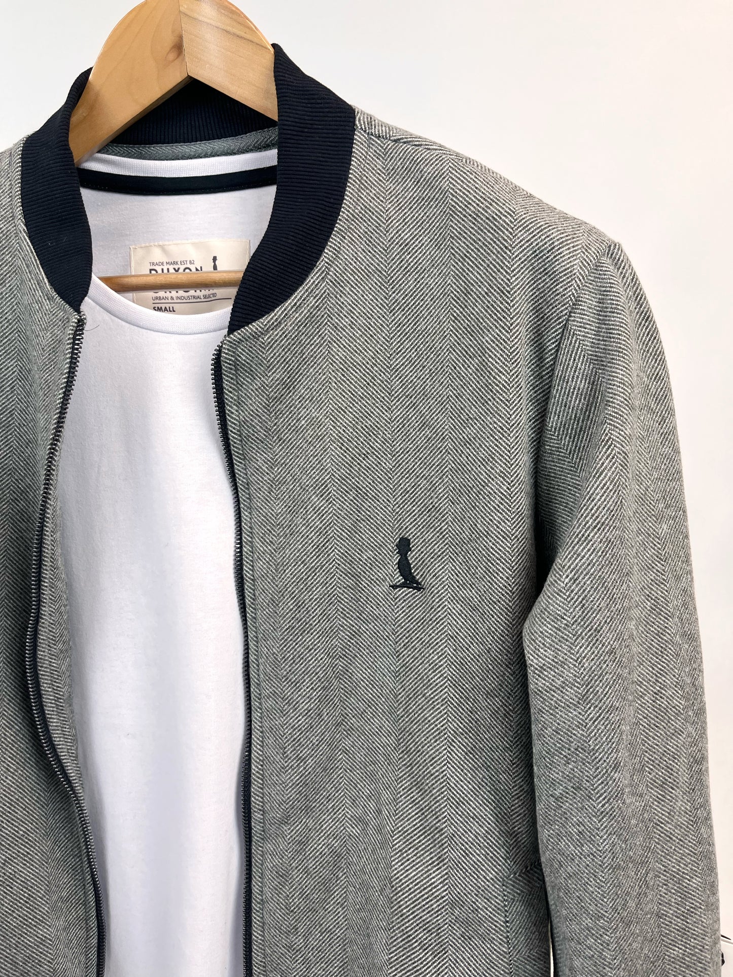 Bomber de paño en gris con puños en negro