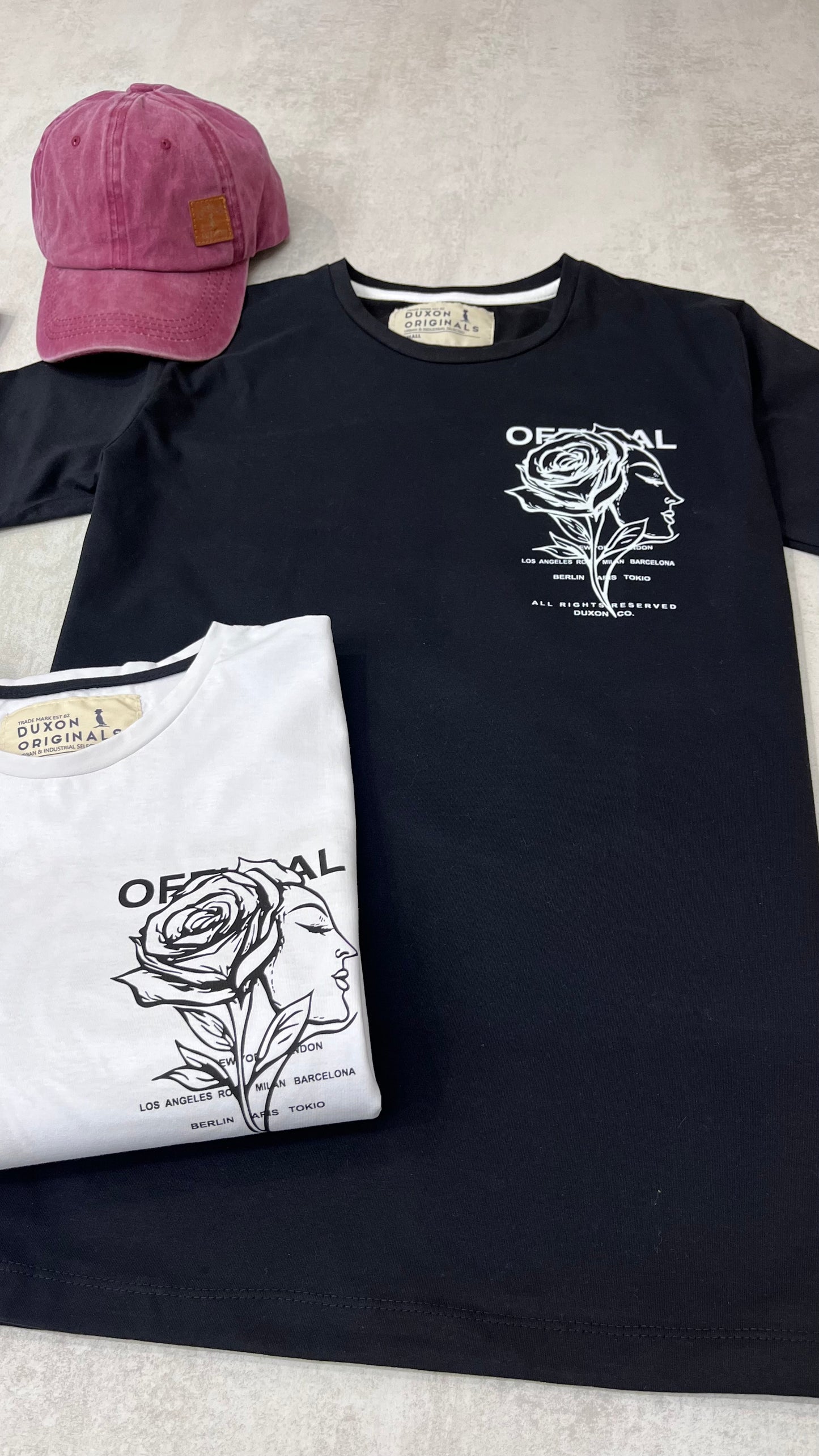 REMERA DOBLE ESTAMPA DE ROSA, COLOR BLANCO.