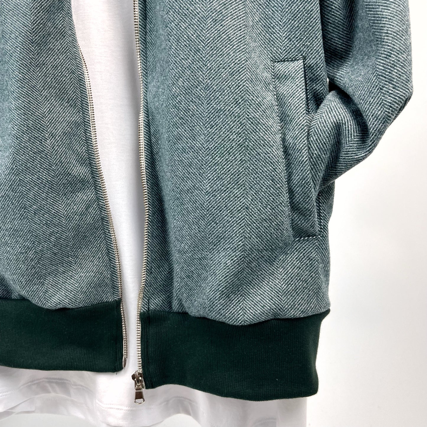 Bomber de paño en verde con puño verde oscuro