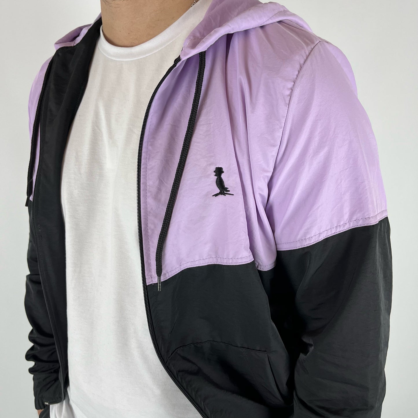 CAMPERA DE NYLON "GLAM" EN NEGRO Y LILA.
