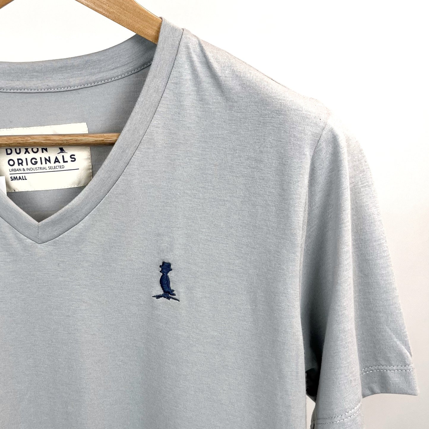 Remera basica cuello V Gris plomo