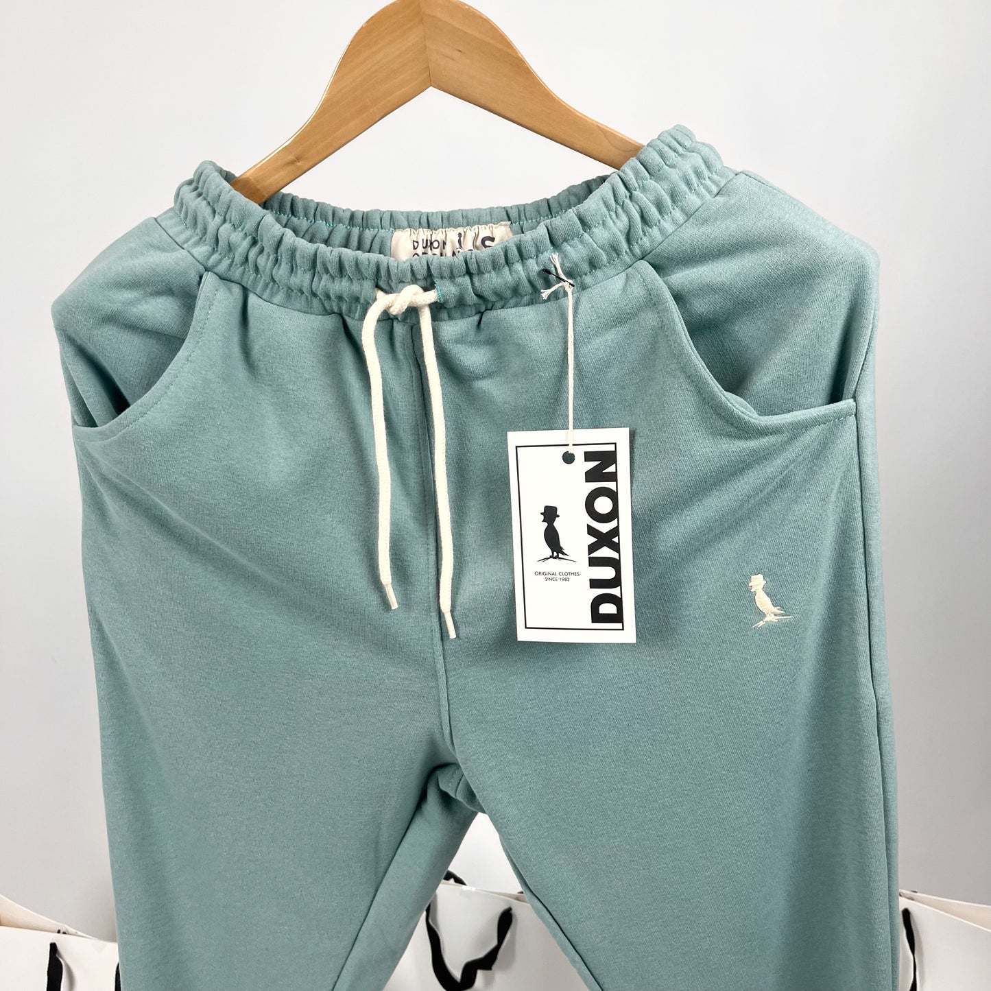 Jogger con puño verde agua claro