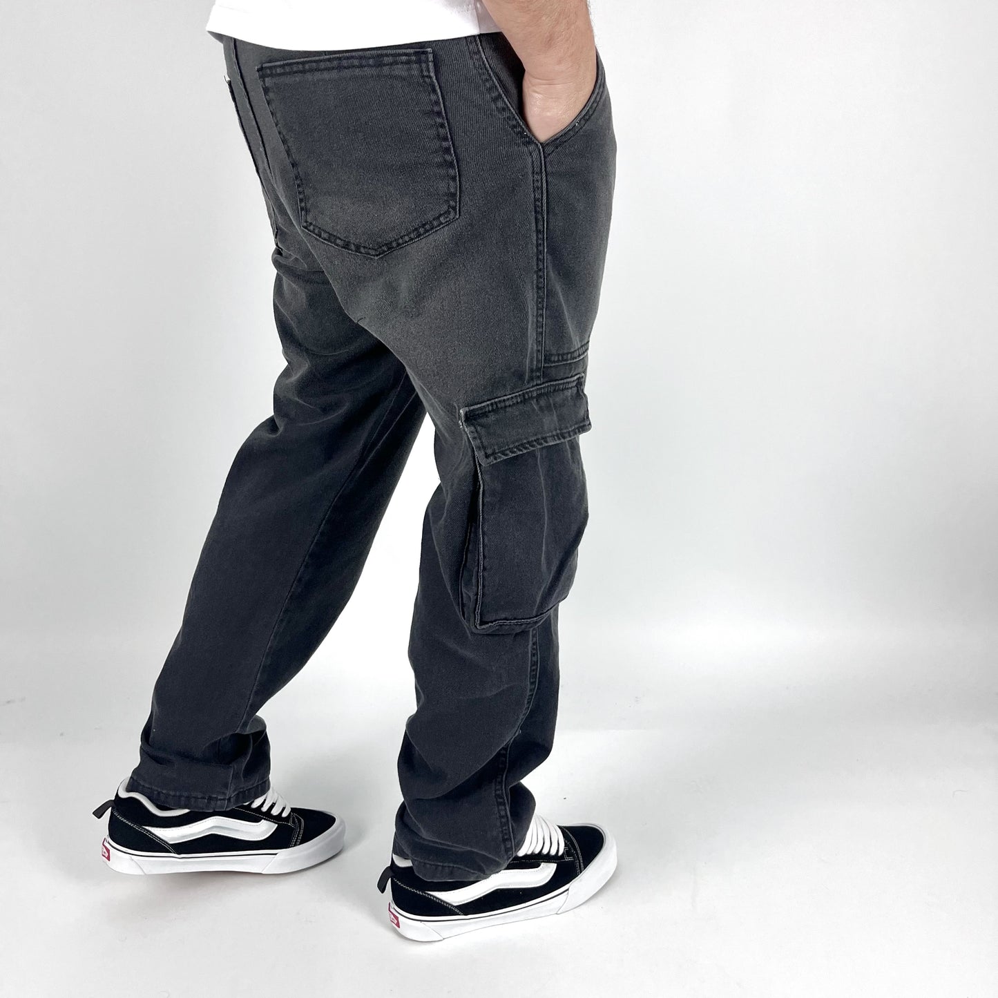 JEANS CARGO NEGRO LOCALIZADO