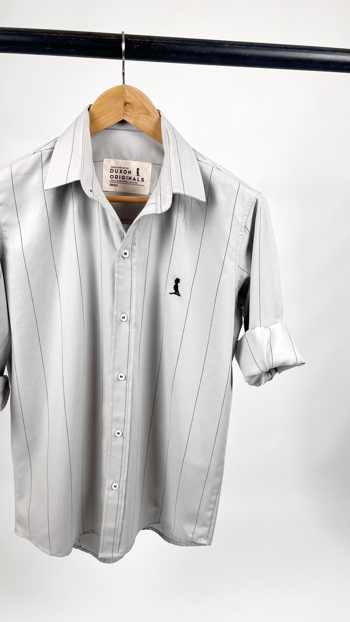 Camisa gris con rayas finas
