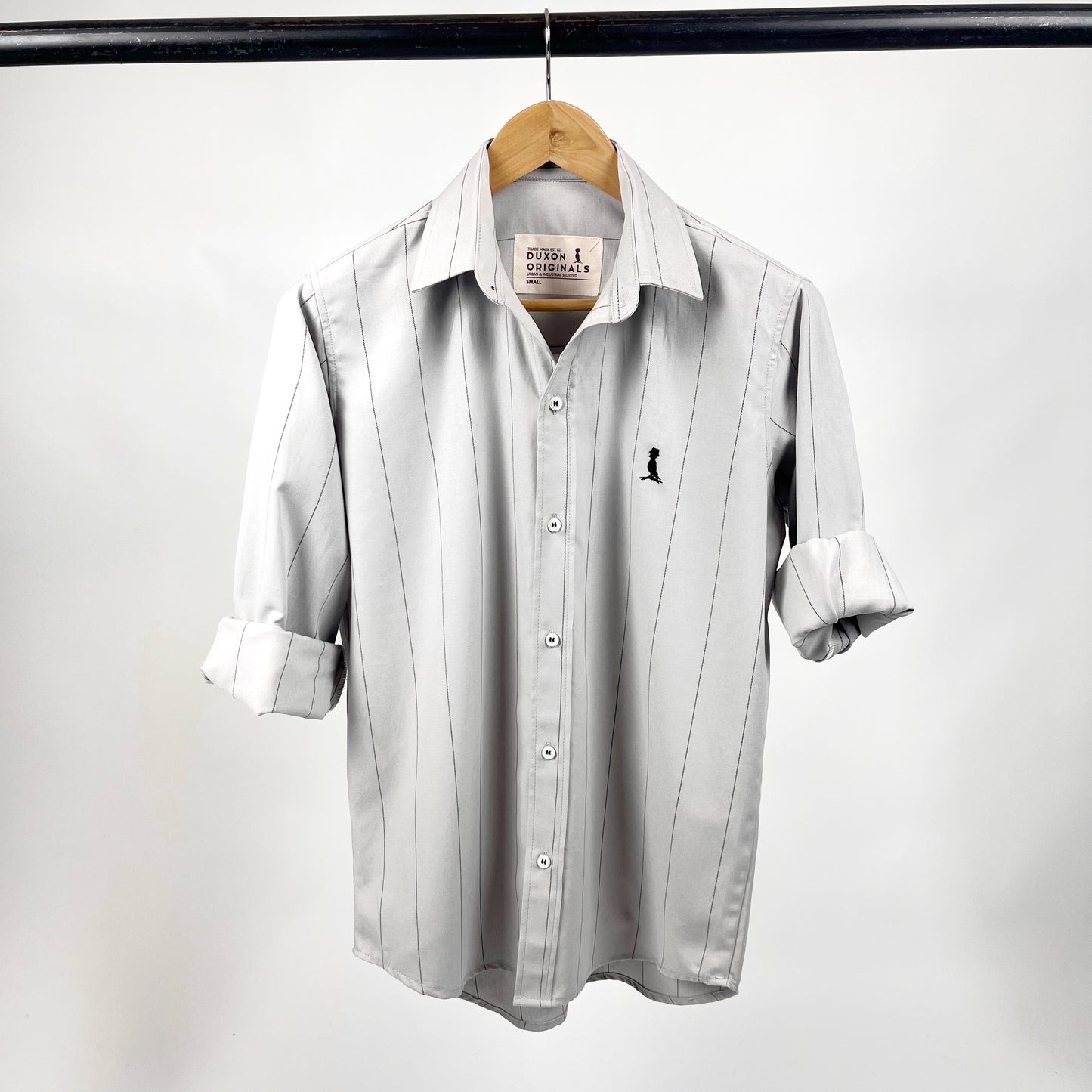Camisa gris con rayas finas