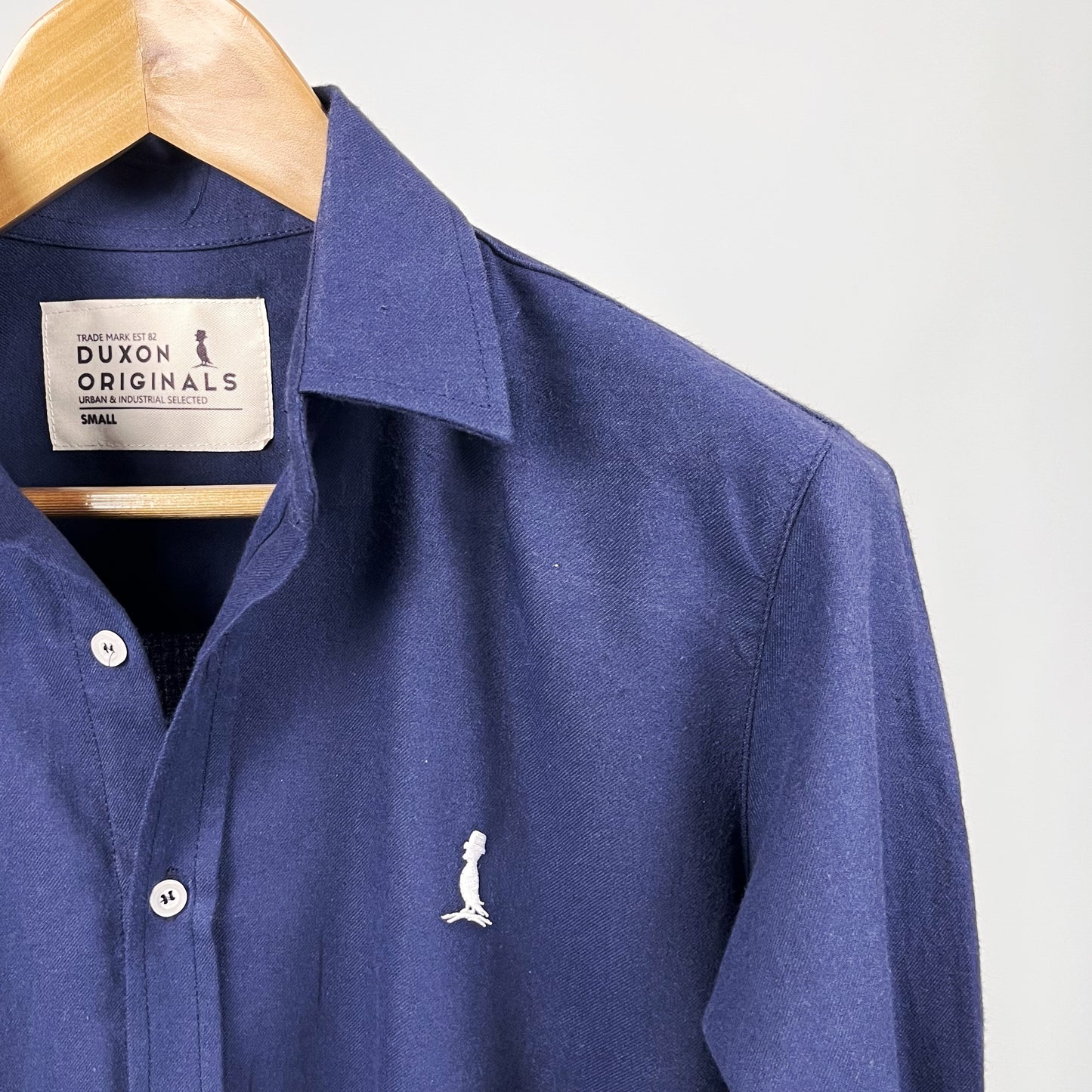 Camisa lisa azul marino, logo blanco.