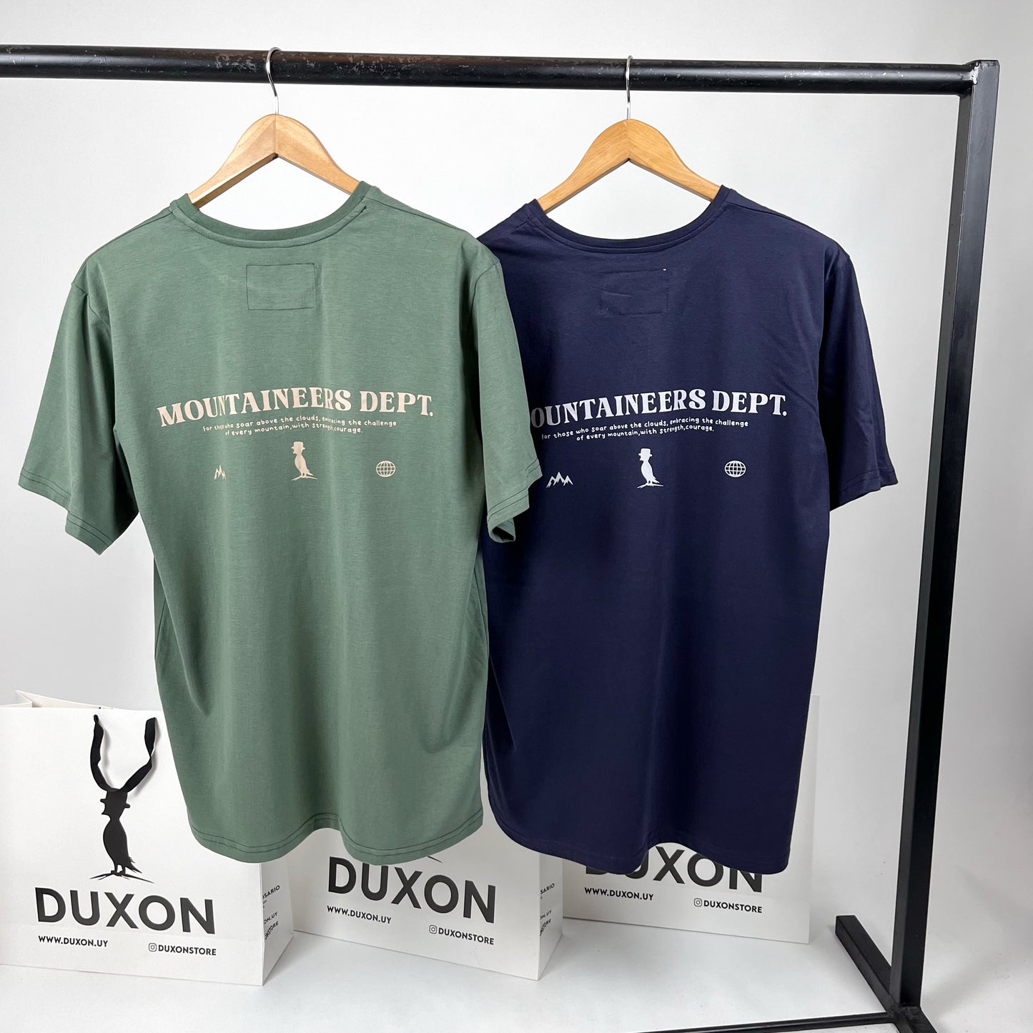 Remera doble estampa “Mountaineers” color azul