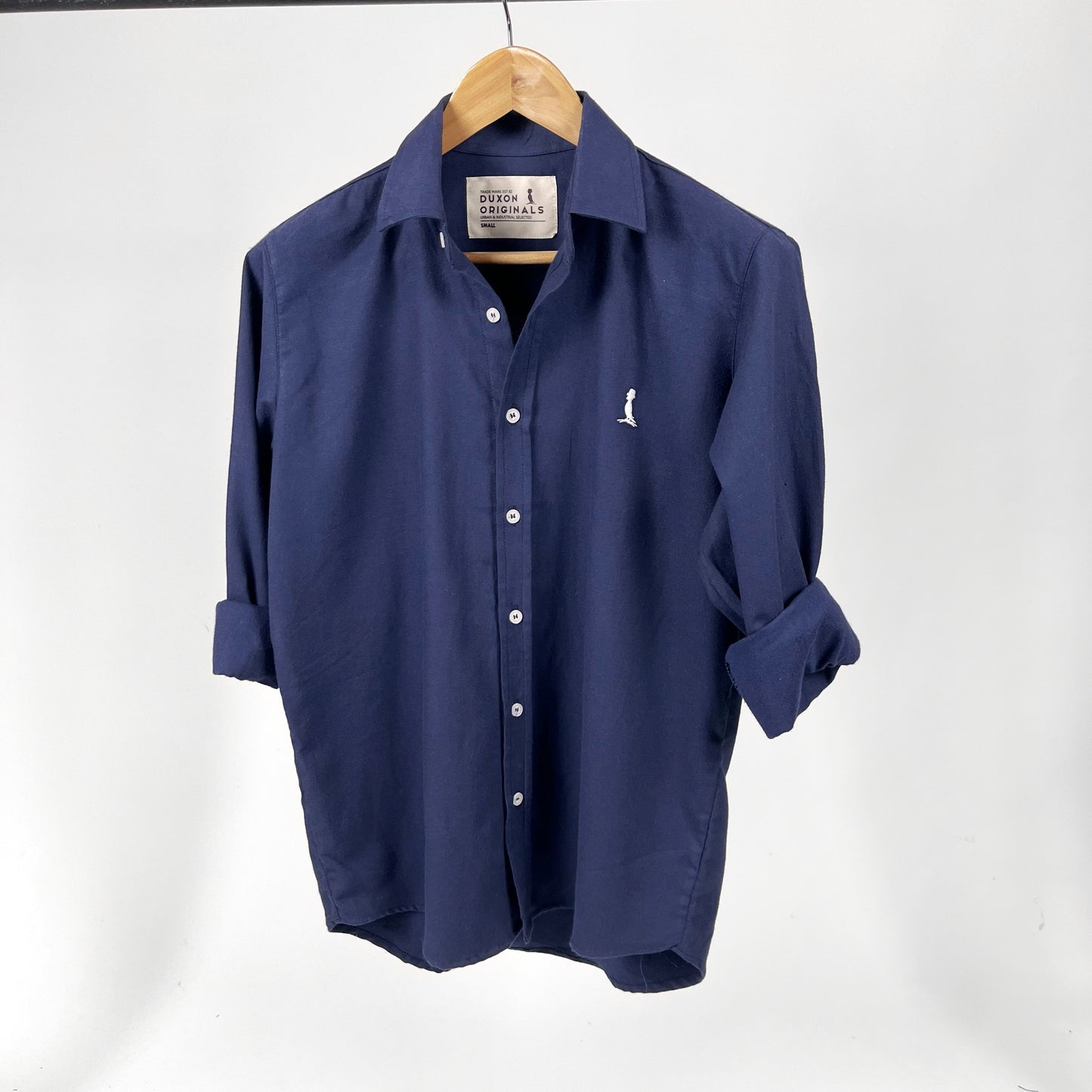 Camisa lisa azul marino, logo blanco.