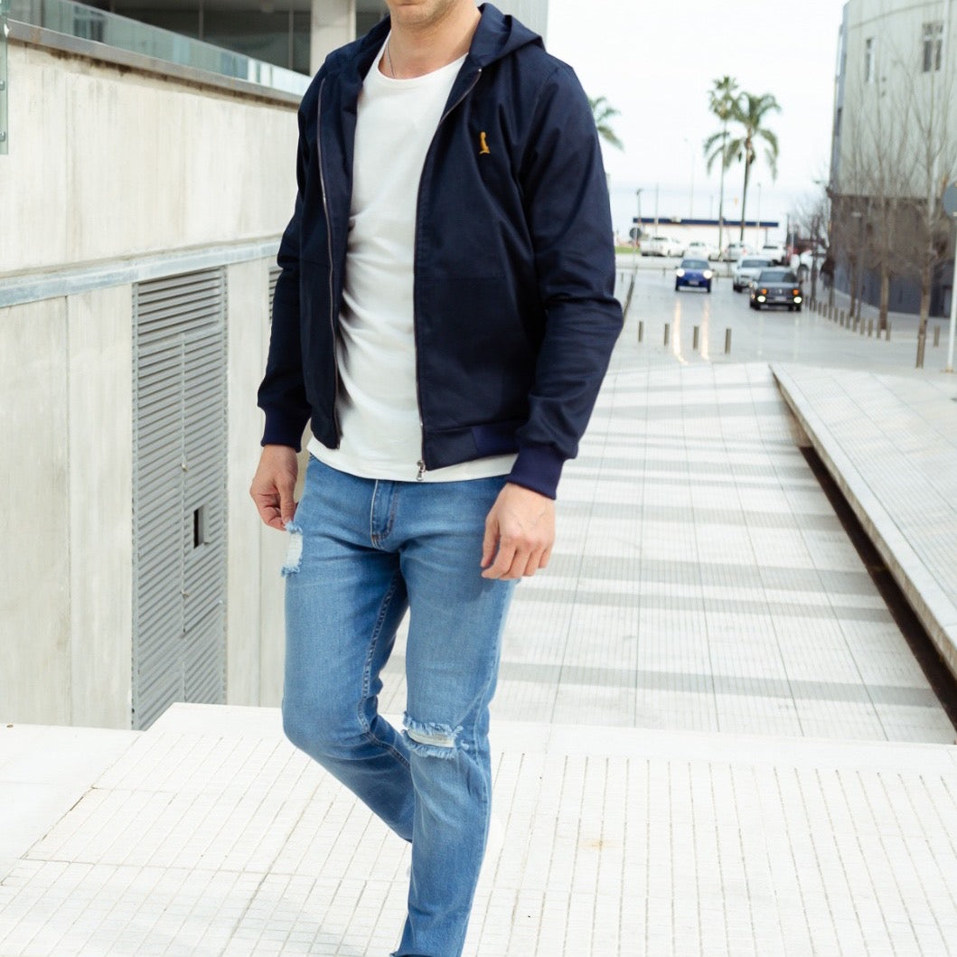 CAMPERA SEMI FORMAL EN GABARDINA CON CAPUCHA.