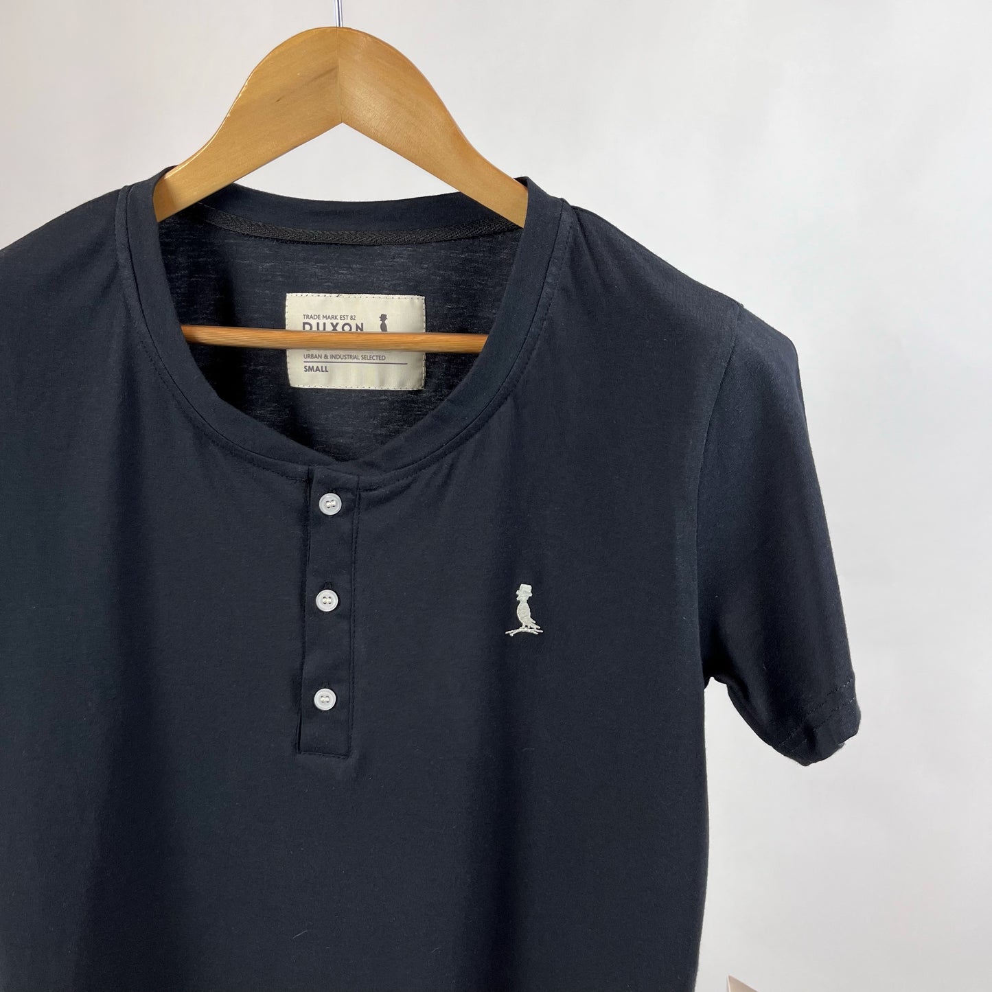 Remera cuello a la base con botones