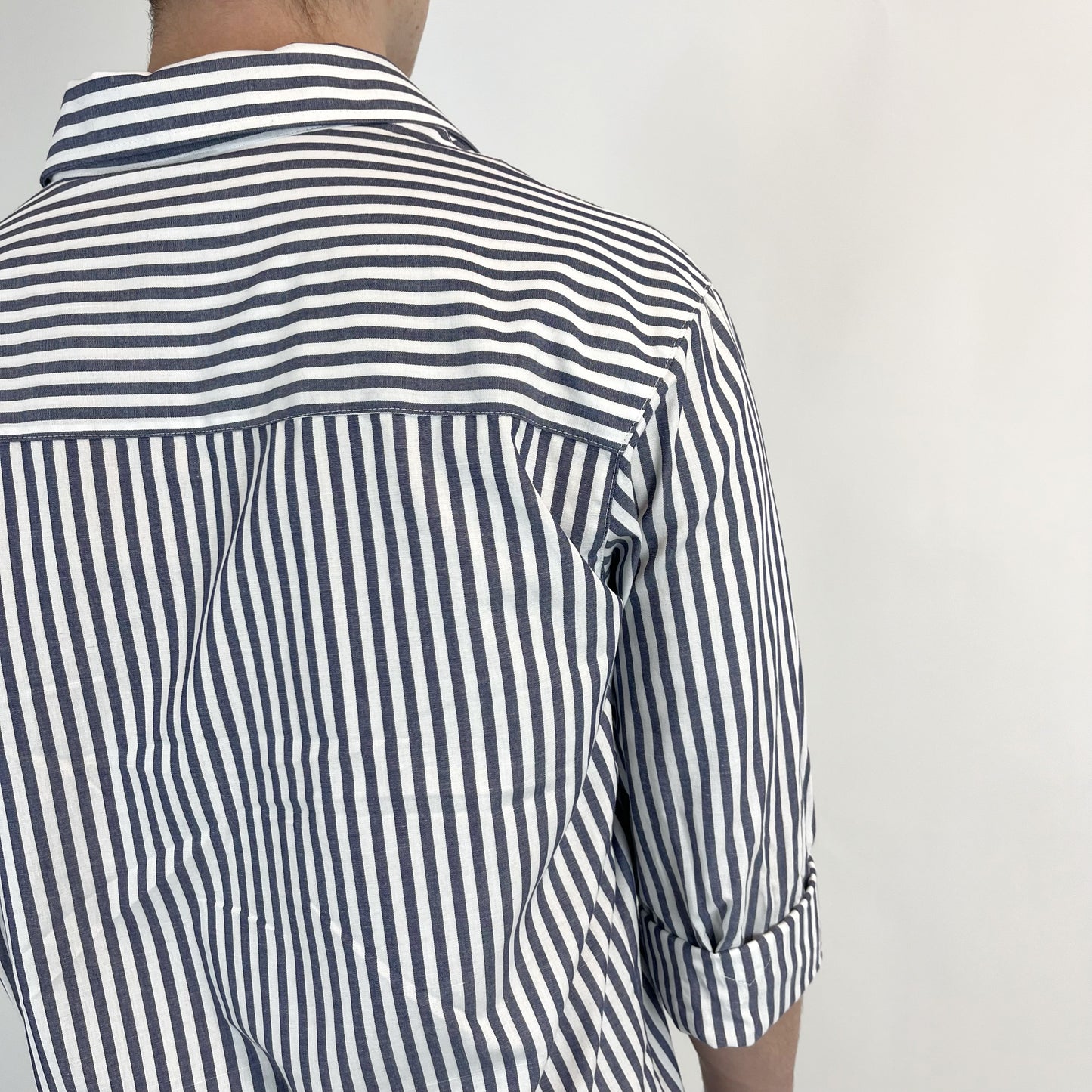 Camisa "Orox" a rayas azul marino con logo a tono.