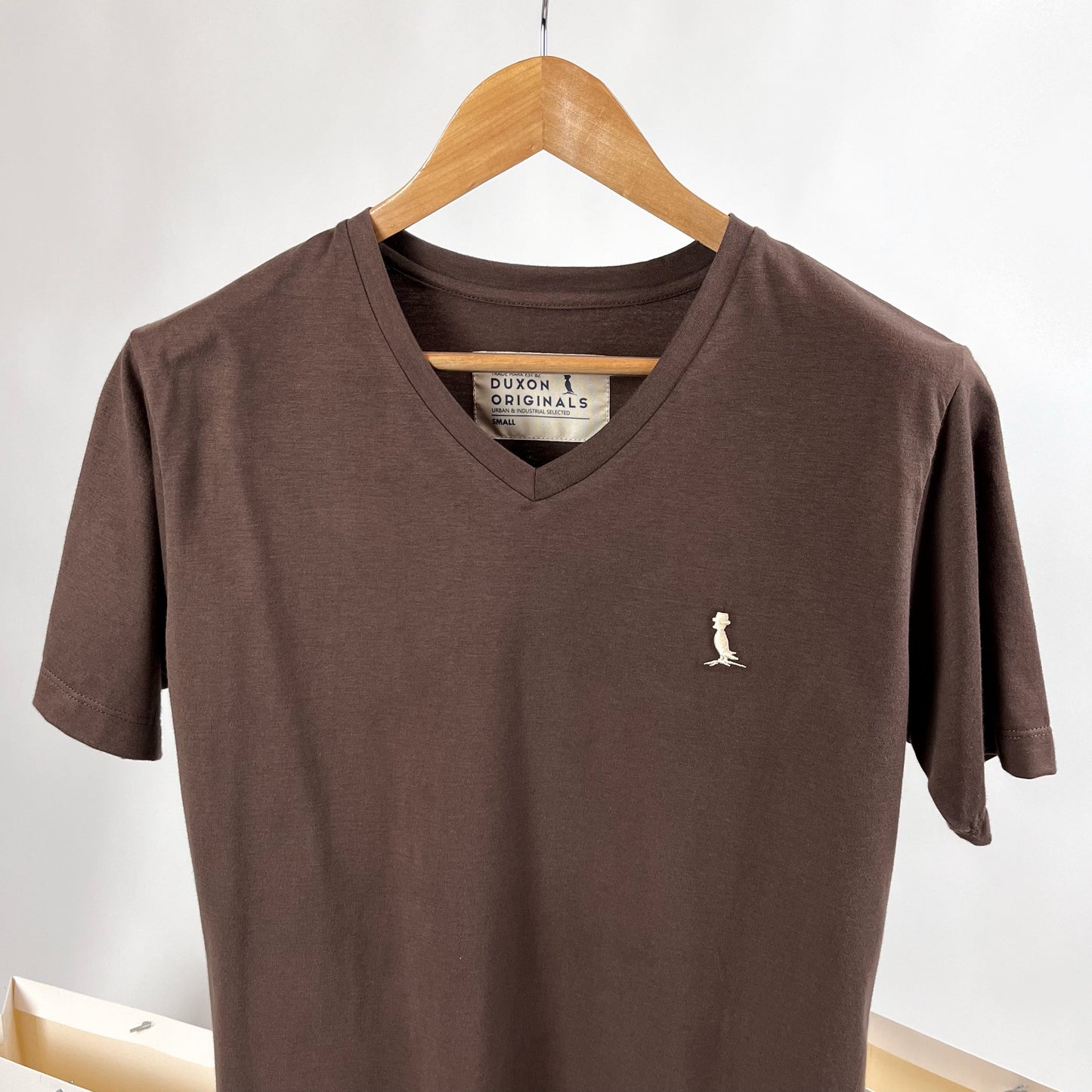 Remera cuello V marrón