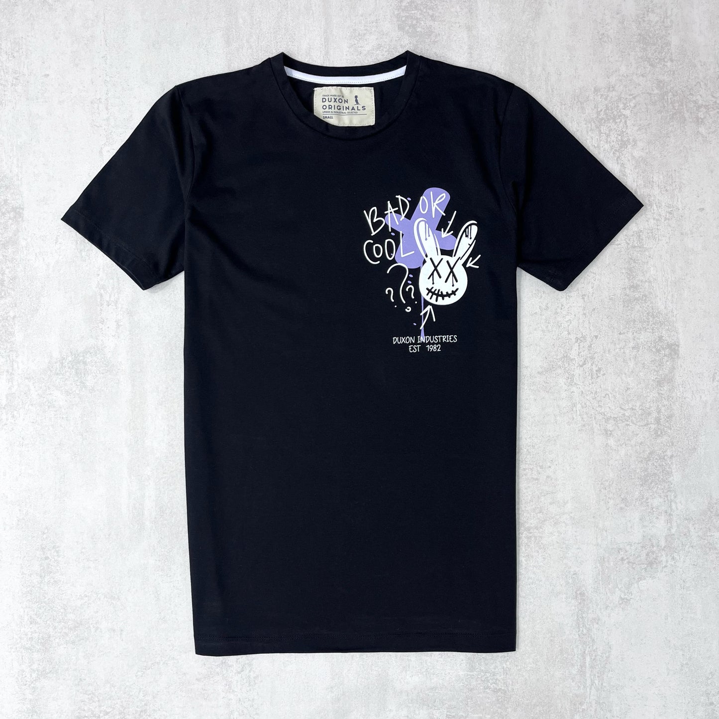 REMERA DOBLE ESTAMPA “BAD OR COOL”, COLOR NEGRO.