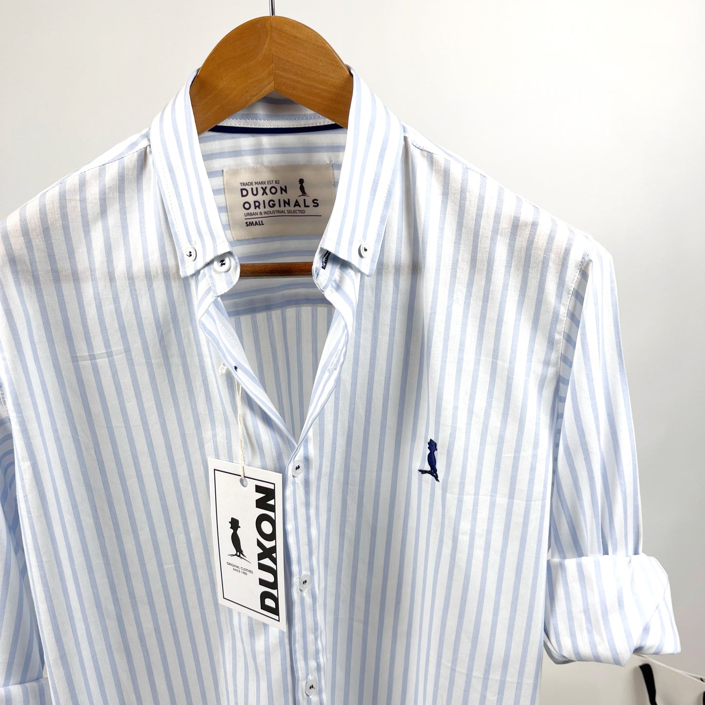 Camisa “Orox” a rayas en celeste.