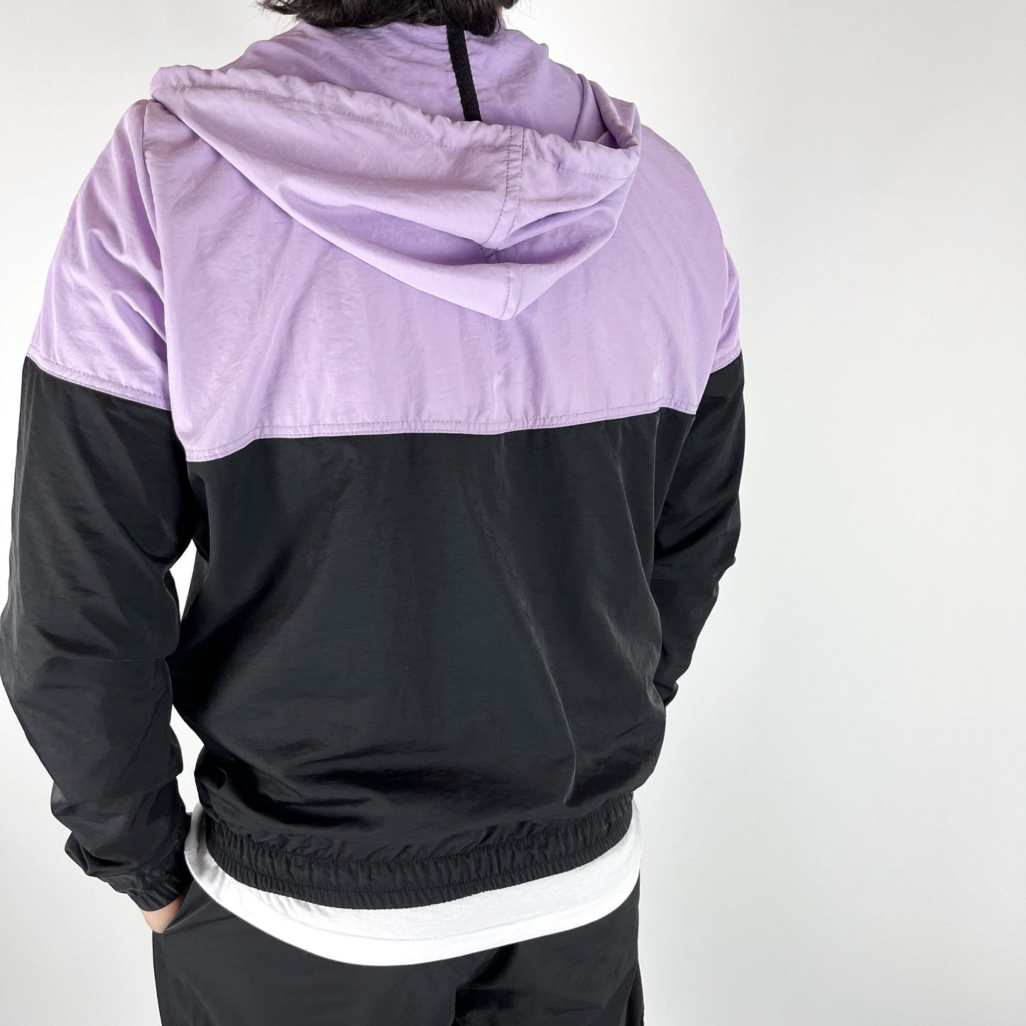 CAMPERA DE NYLON "GLAM" EN NEGRO Y LILA.