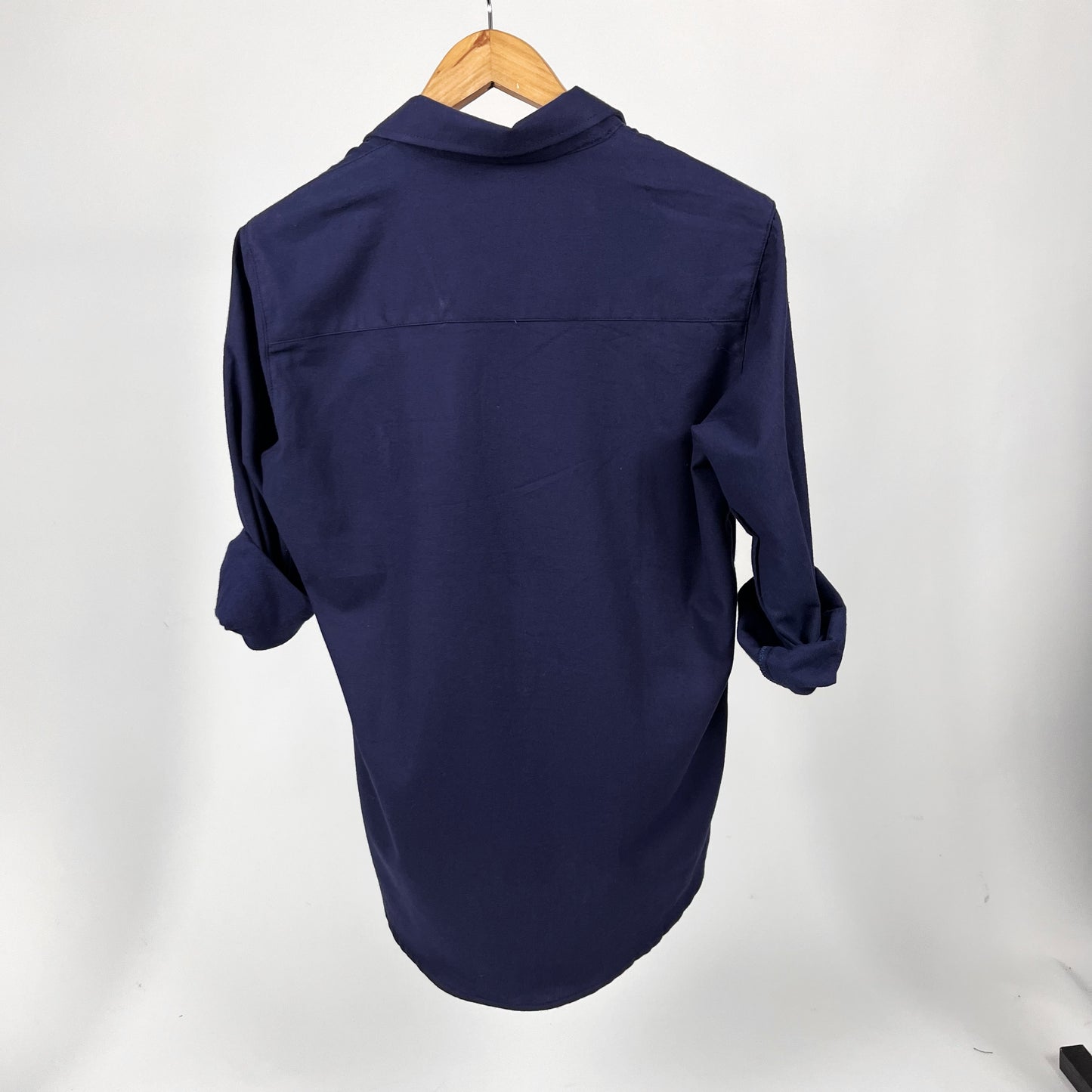 Camisa lisa azul marino, logo blanco.
