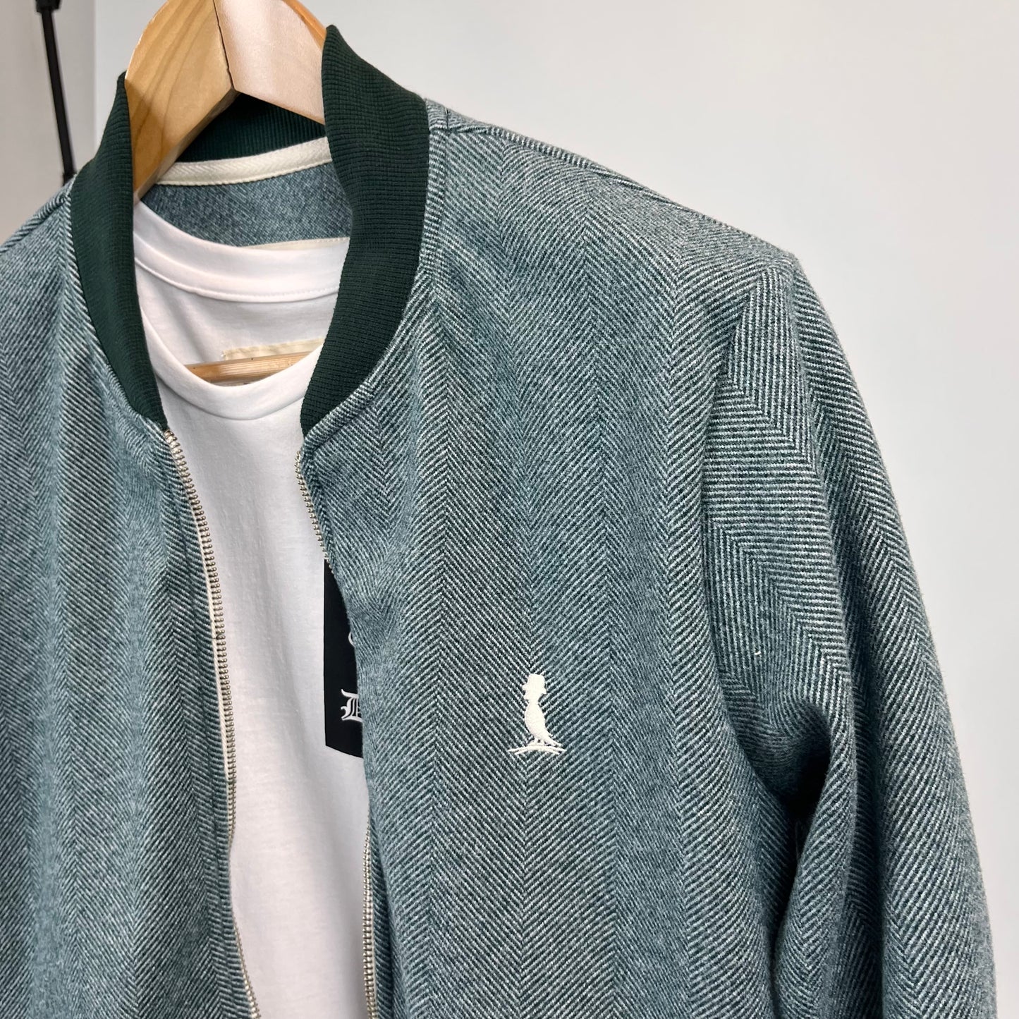 Bomber de paño en verde con puño verde oscuro