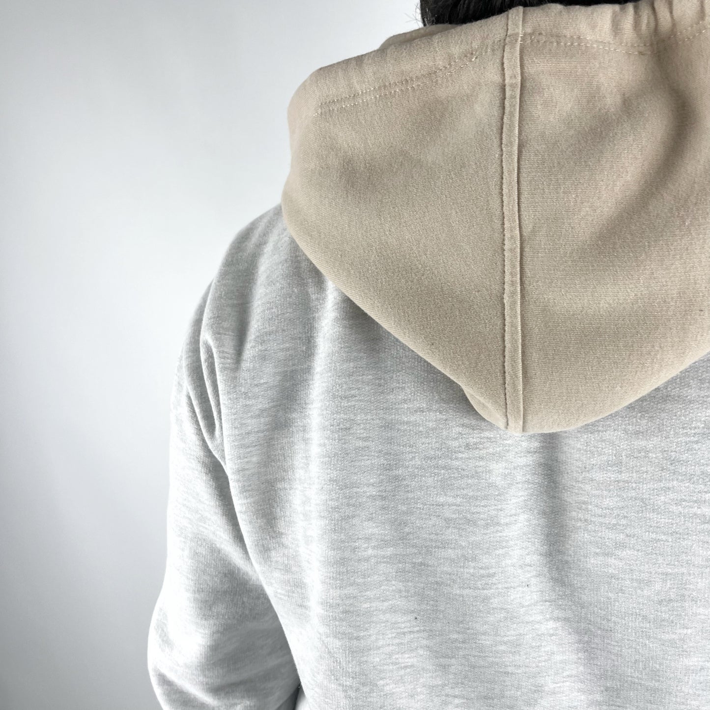 CANGURO HABANA EN GRIS MELANGE CON BEIGE.