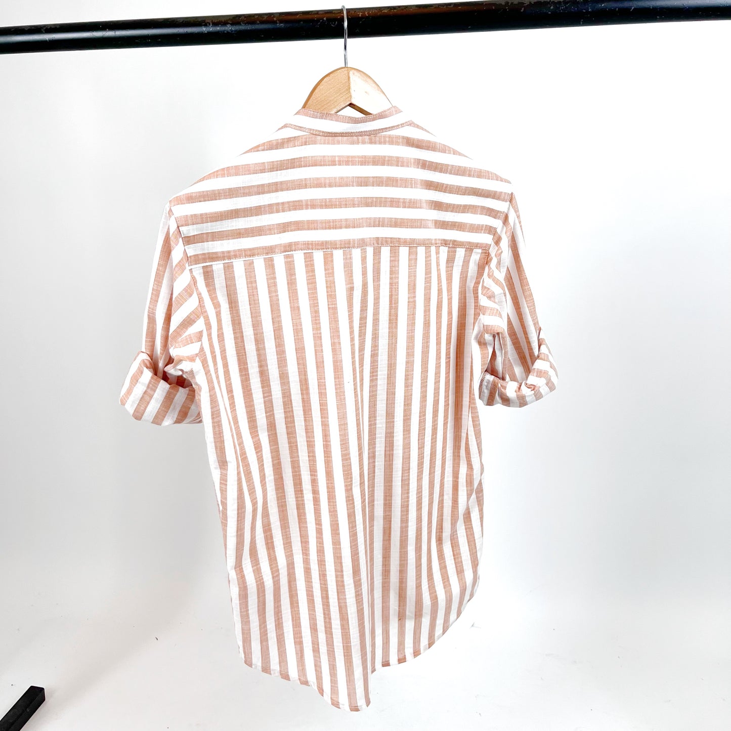 CAMISA MAO DE LINO A RAYAS COLOR TIERRA.