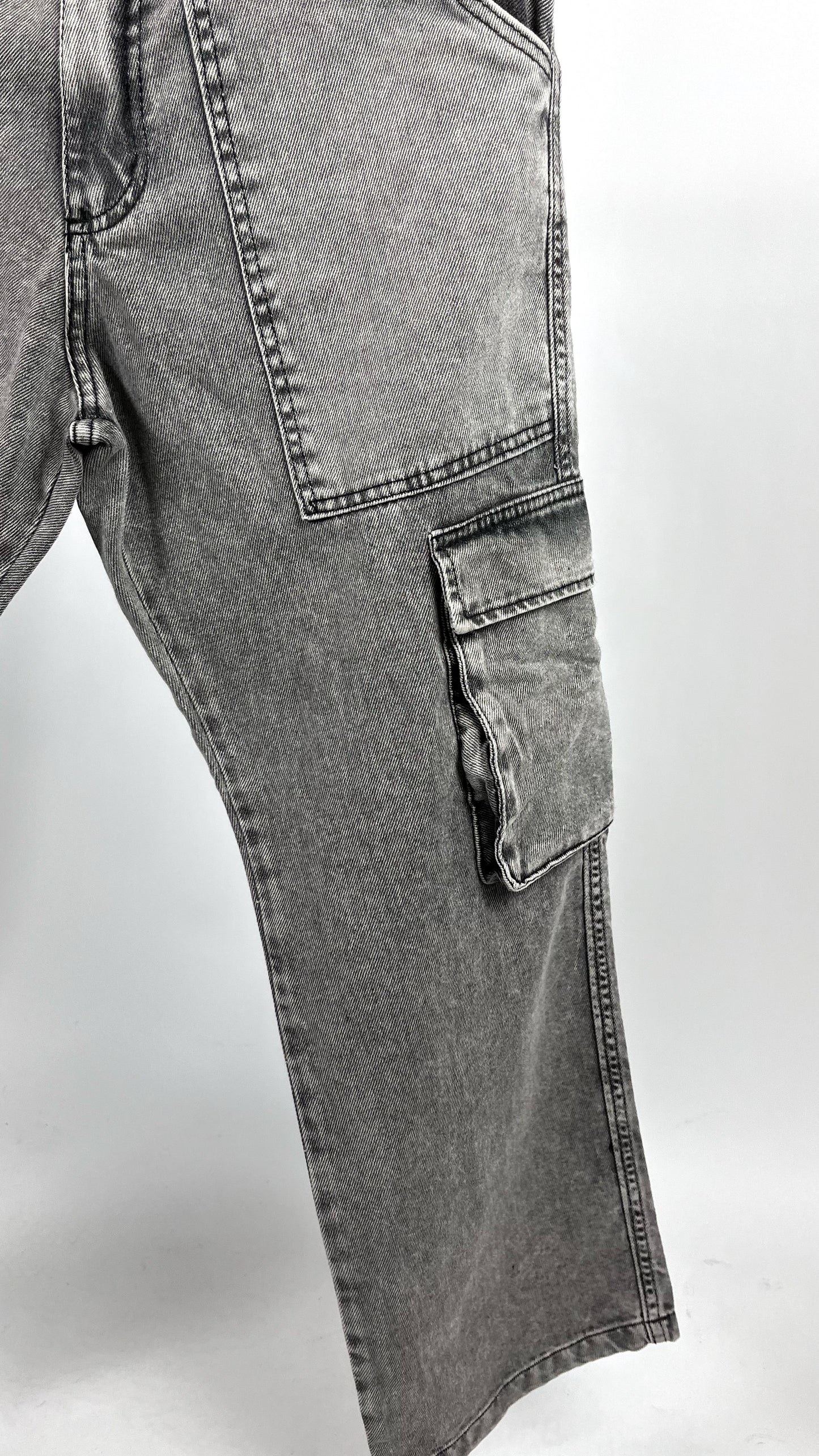 Jean cargo GRIS claro con bolsillo rectangular