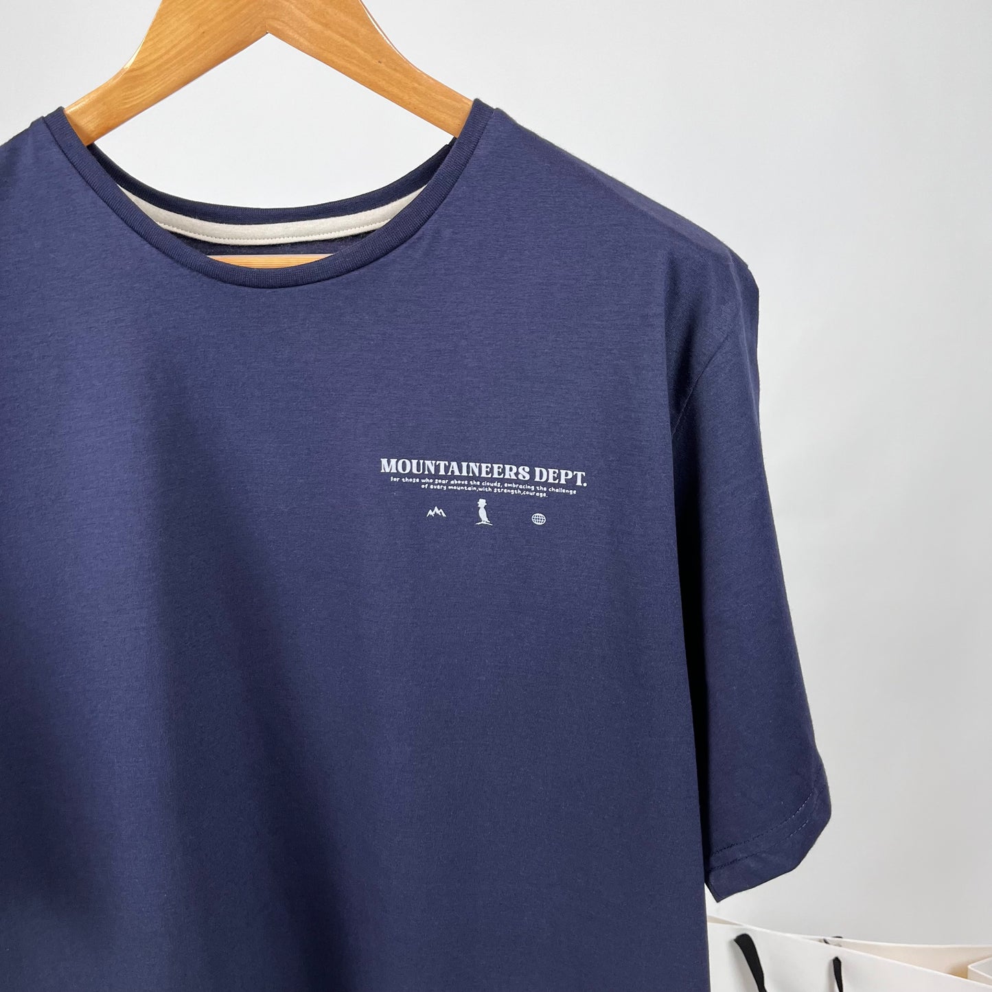Remera doble estampa “Mountaineers” color azul