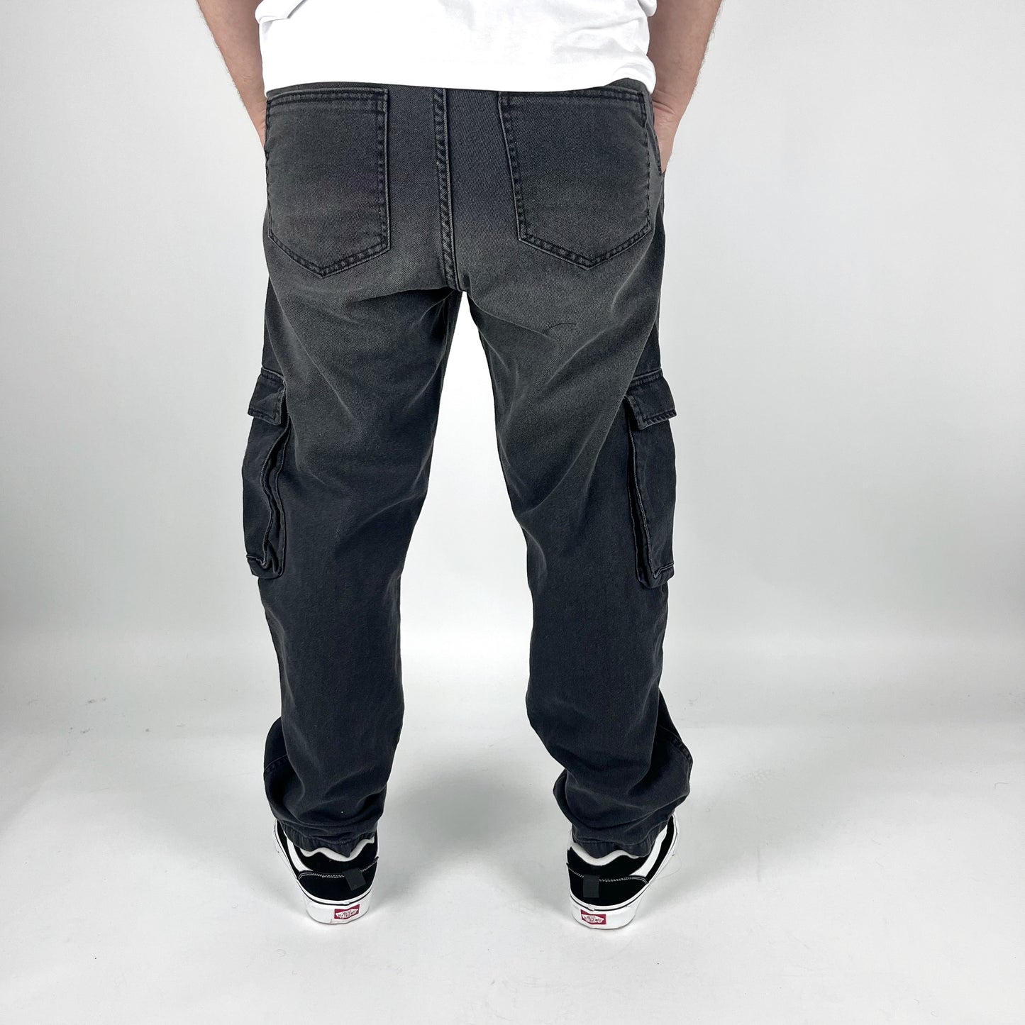 JEANS CARGO NEGRO LOCALIZADO