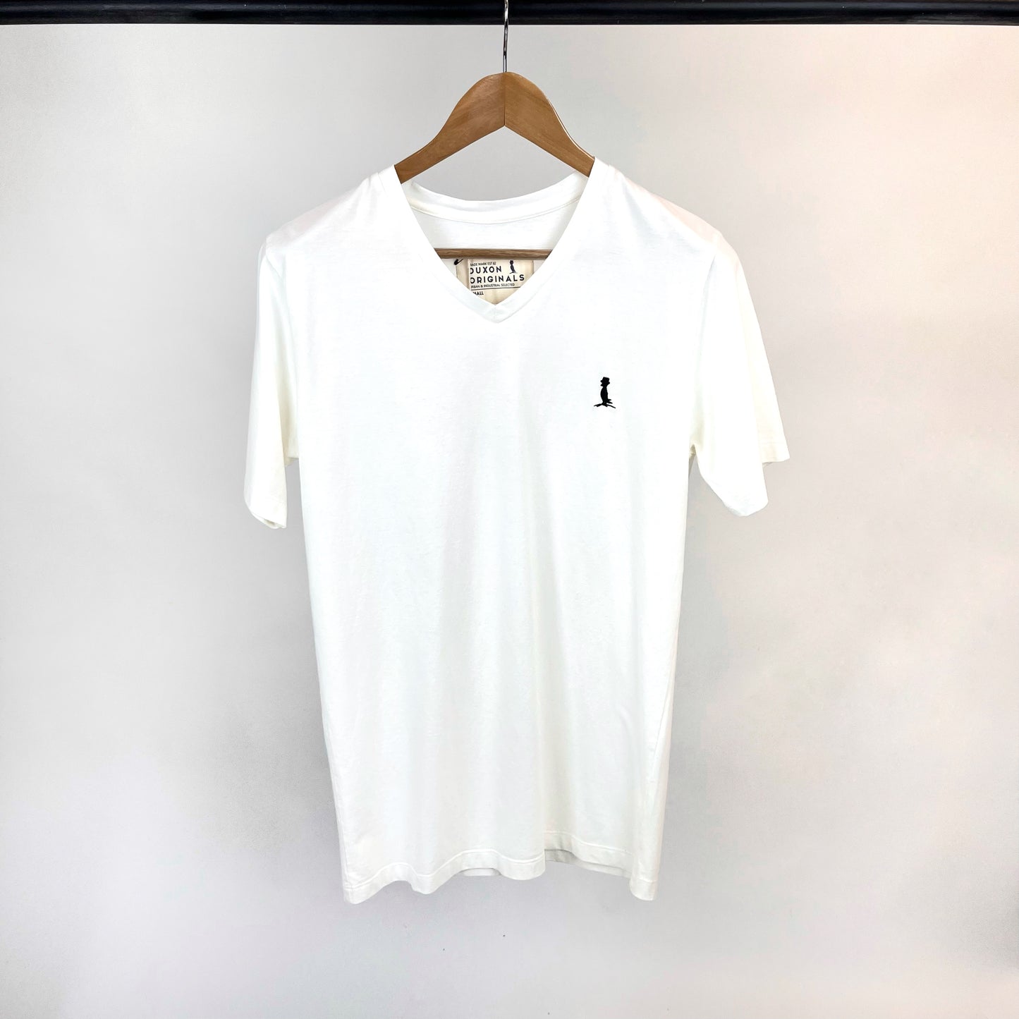 Remera básica cuello V color natural