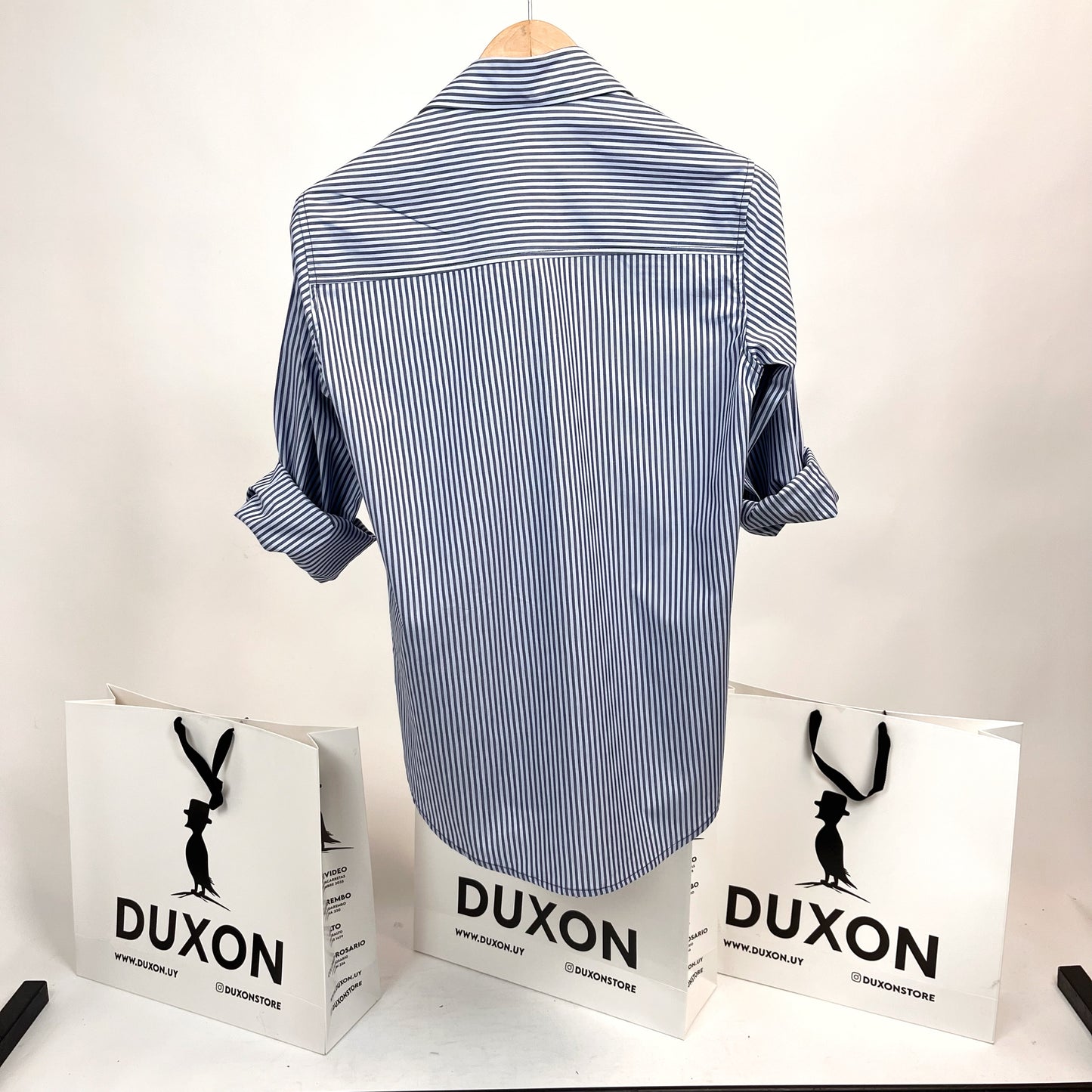 Camisa a rayas celeste con azul marino