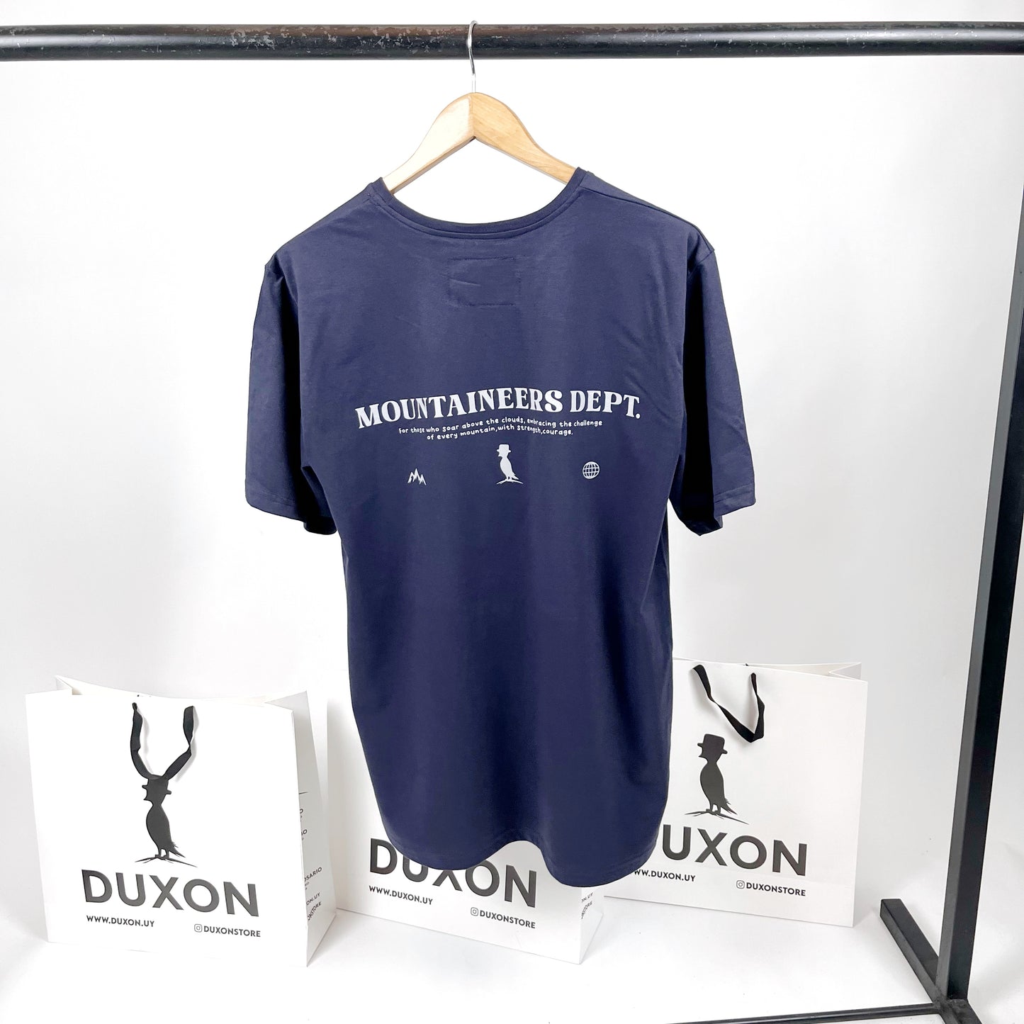 Remera doble estampa “Mountaineers” color azul