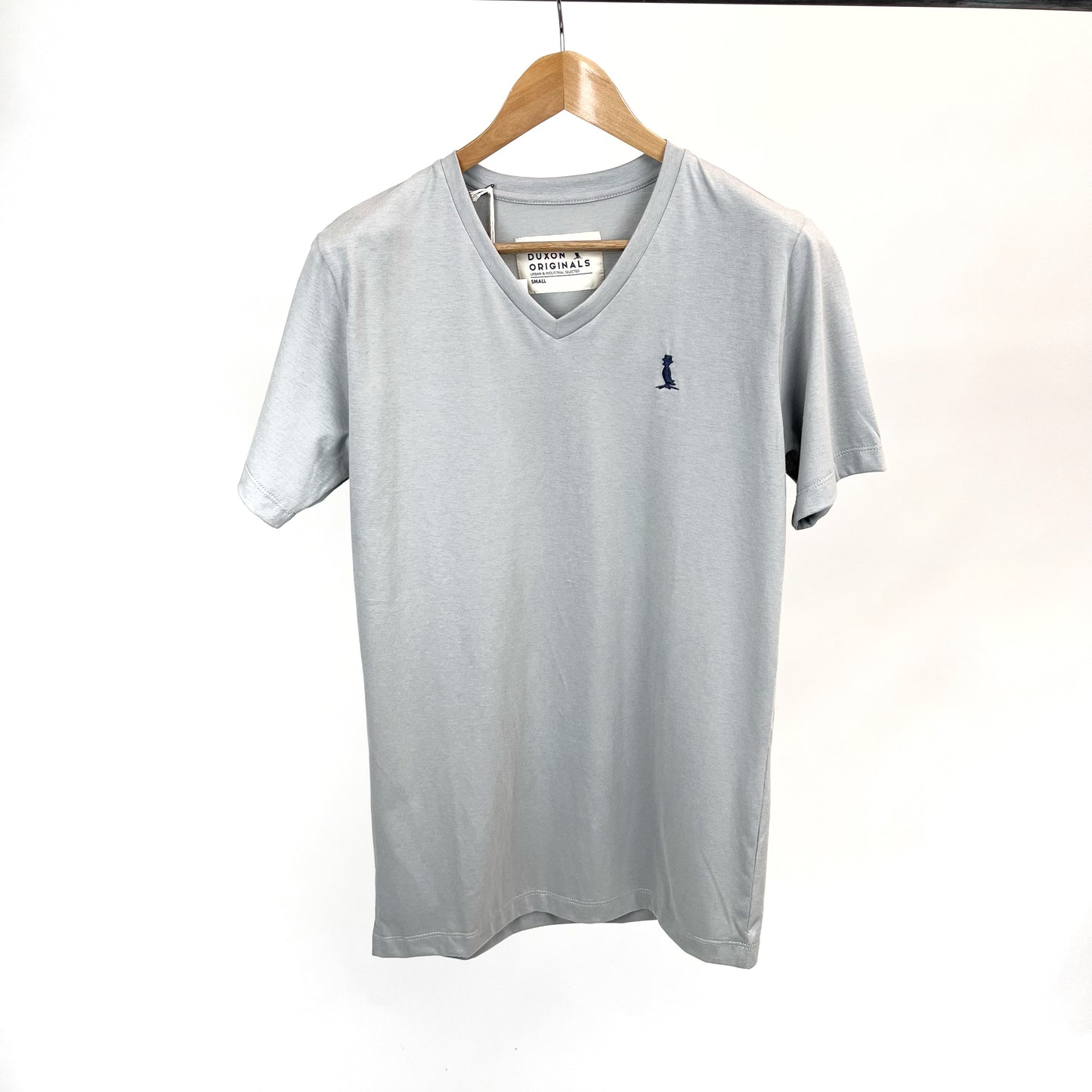 Remera basica cuello V Gris plomo