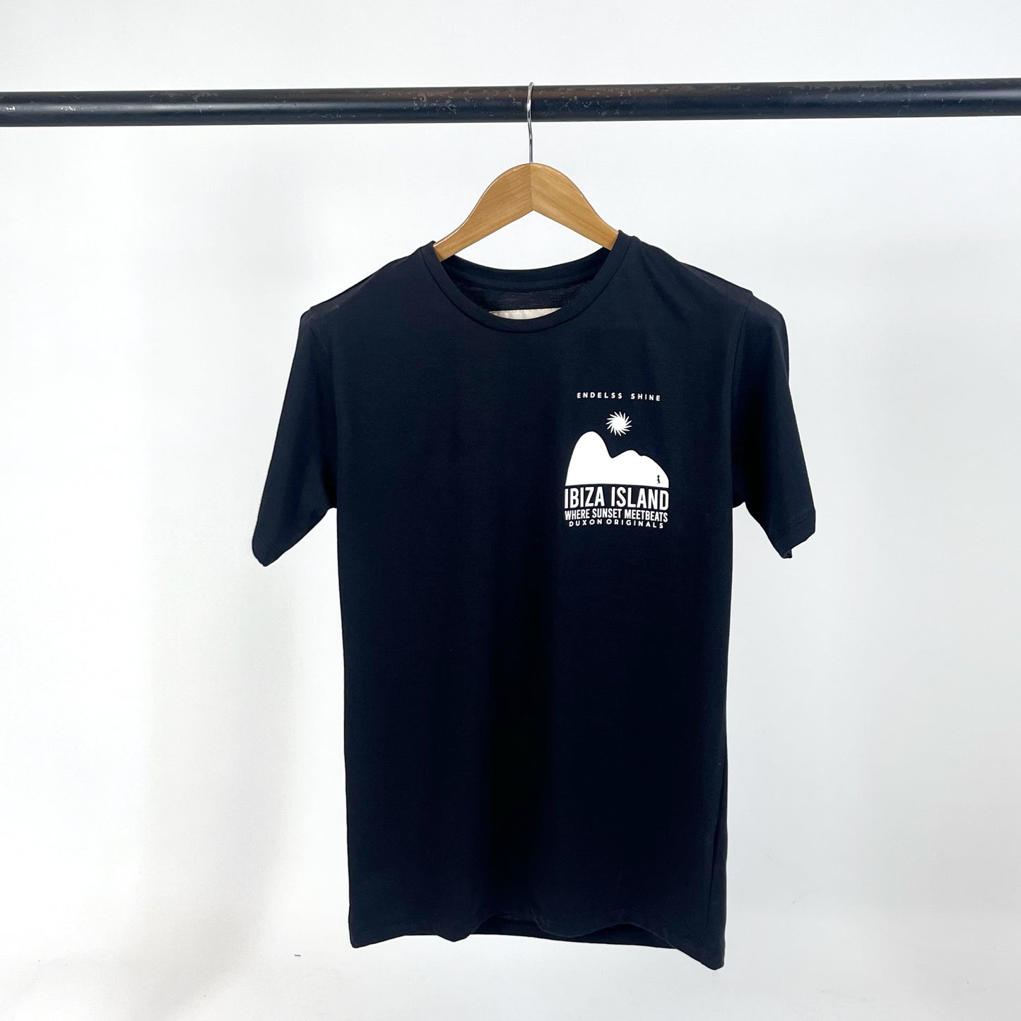 REMERA “Ibiza Island” color negro.