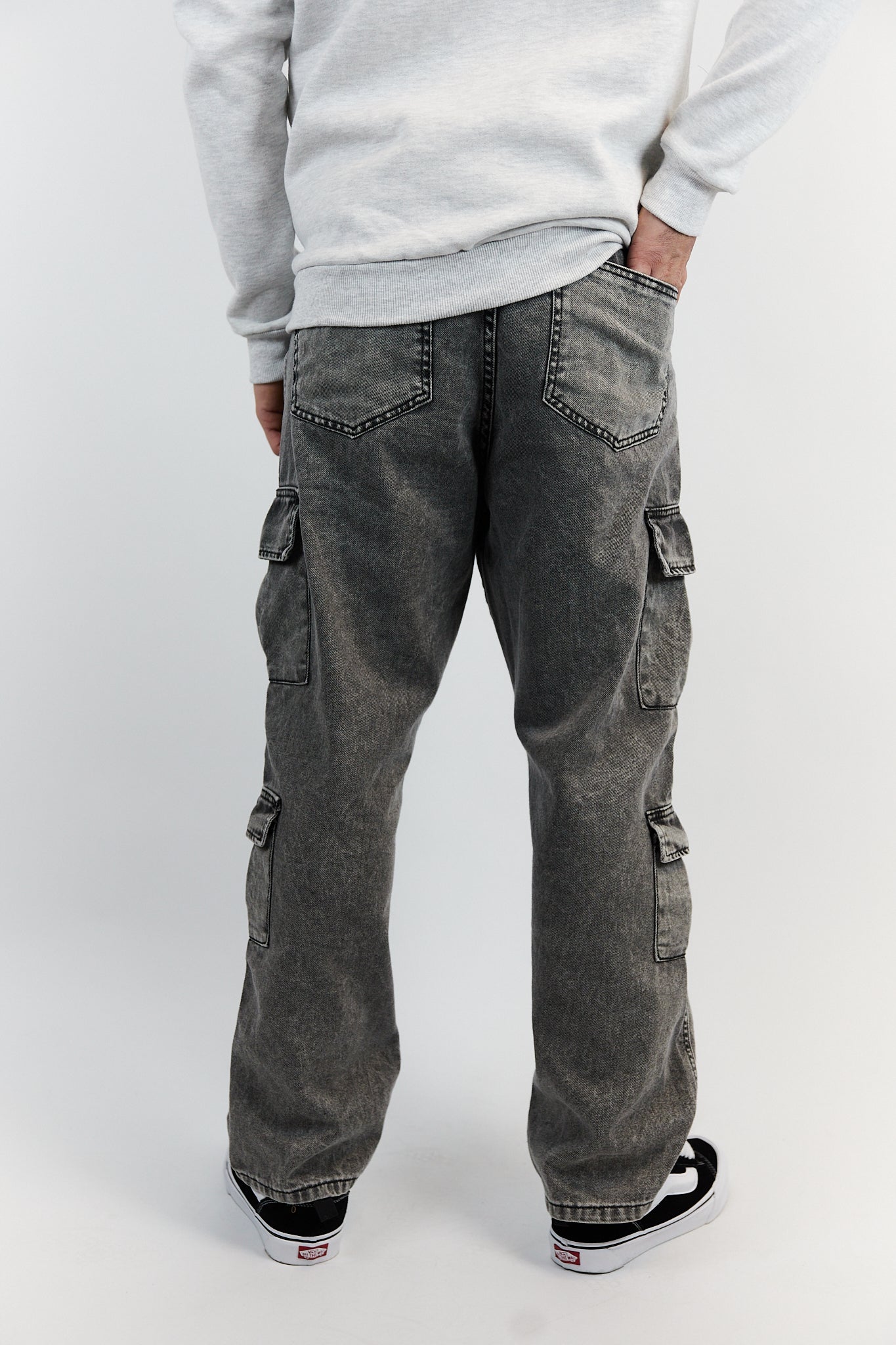 JEAN CARGO RECTO DOBLE BOLSILLO COLOR GRIS NEVADO.